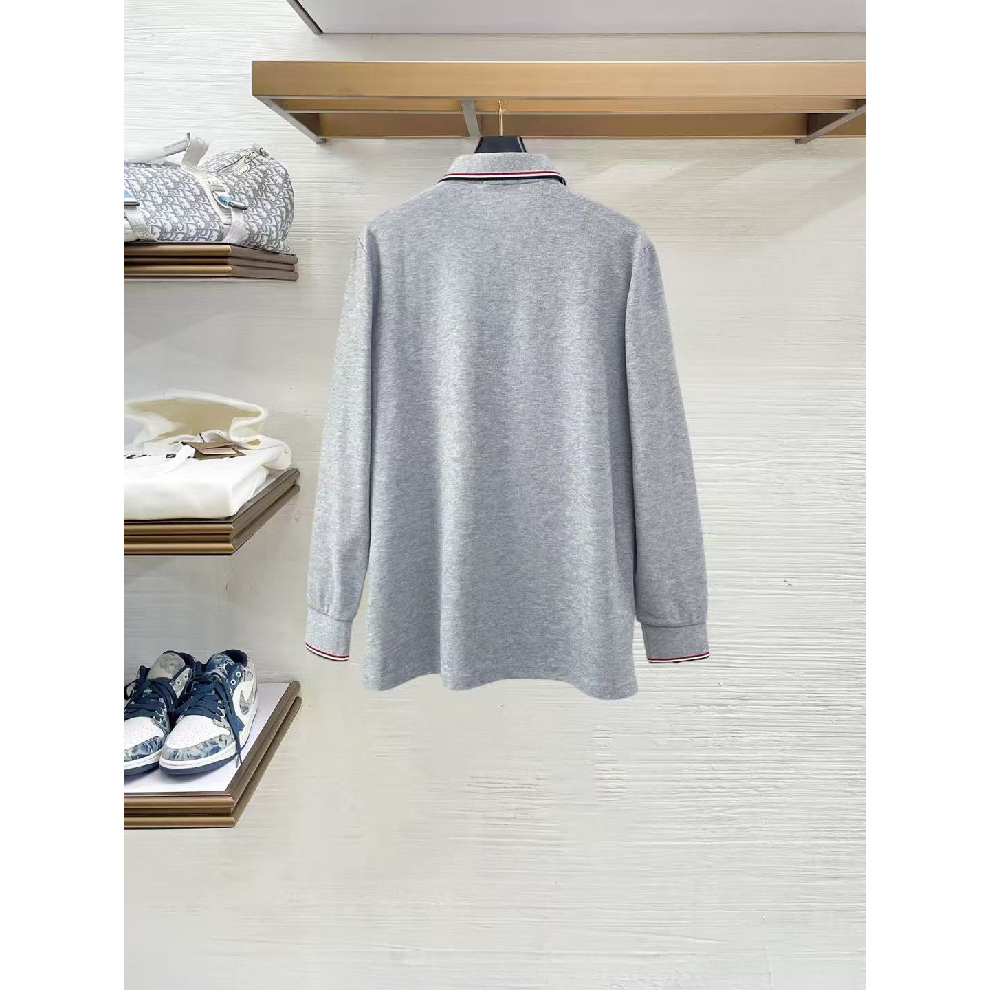 <p>MONCLER 贴片长袖Polo衫(灰)</p>