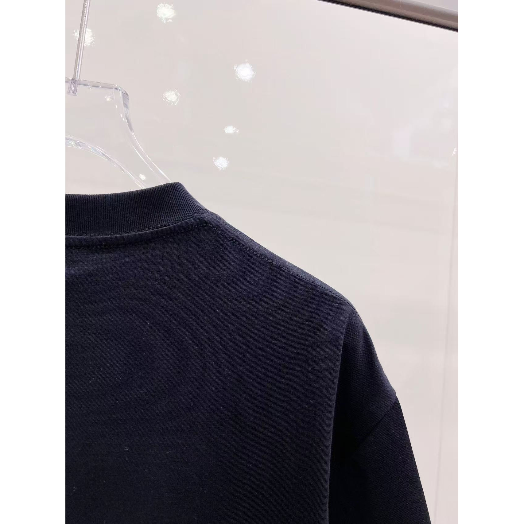 <p>FENDI 小怪兽眼睛字母印花短袖T恤(黑)&nbsp;</p>