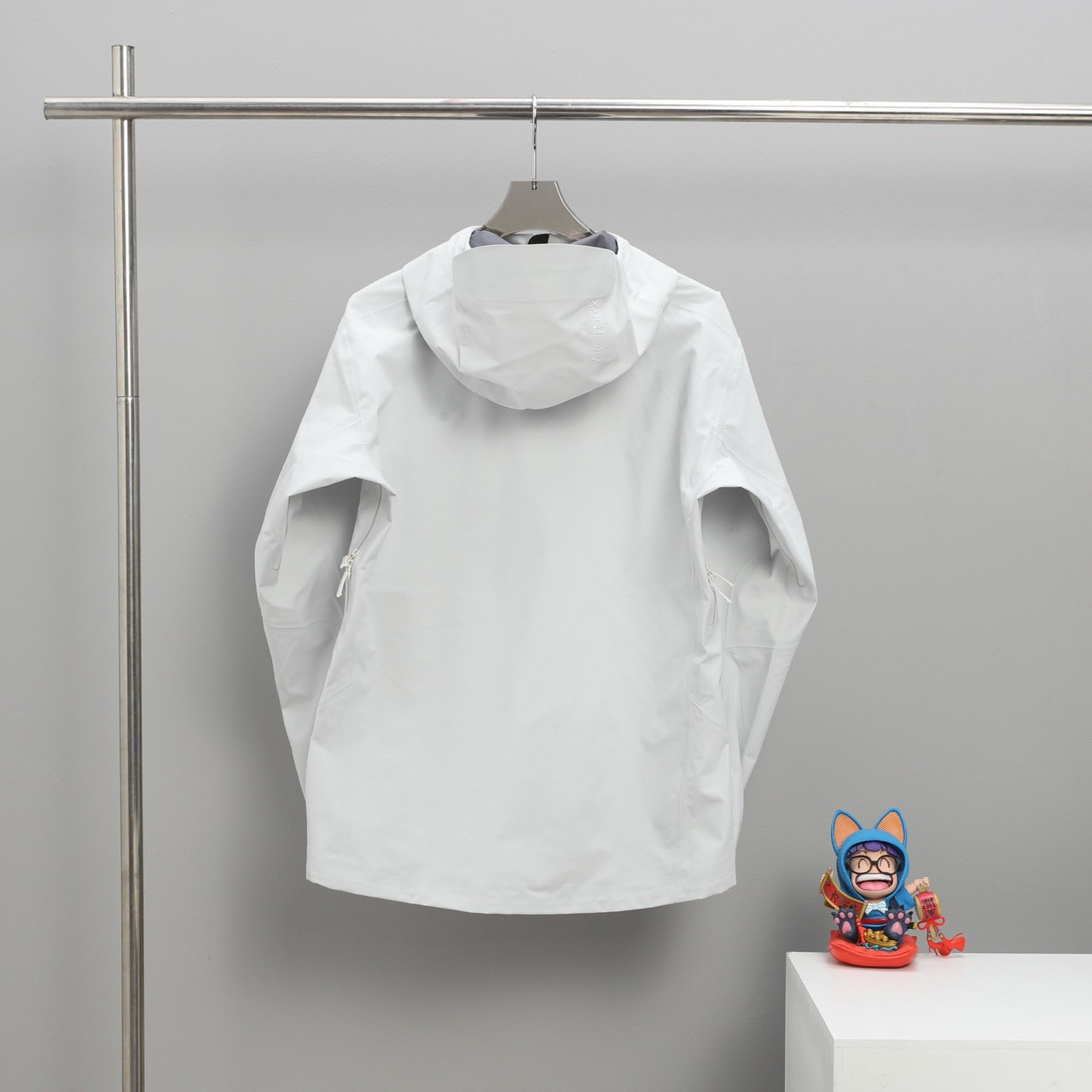 <p>Arc'teryx Bate SL 轻质透气连帽冲锋衣(白)</p>