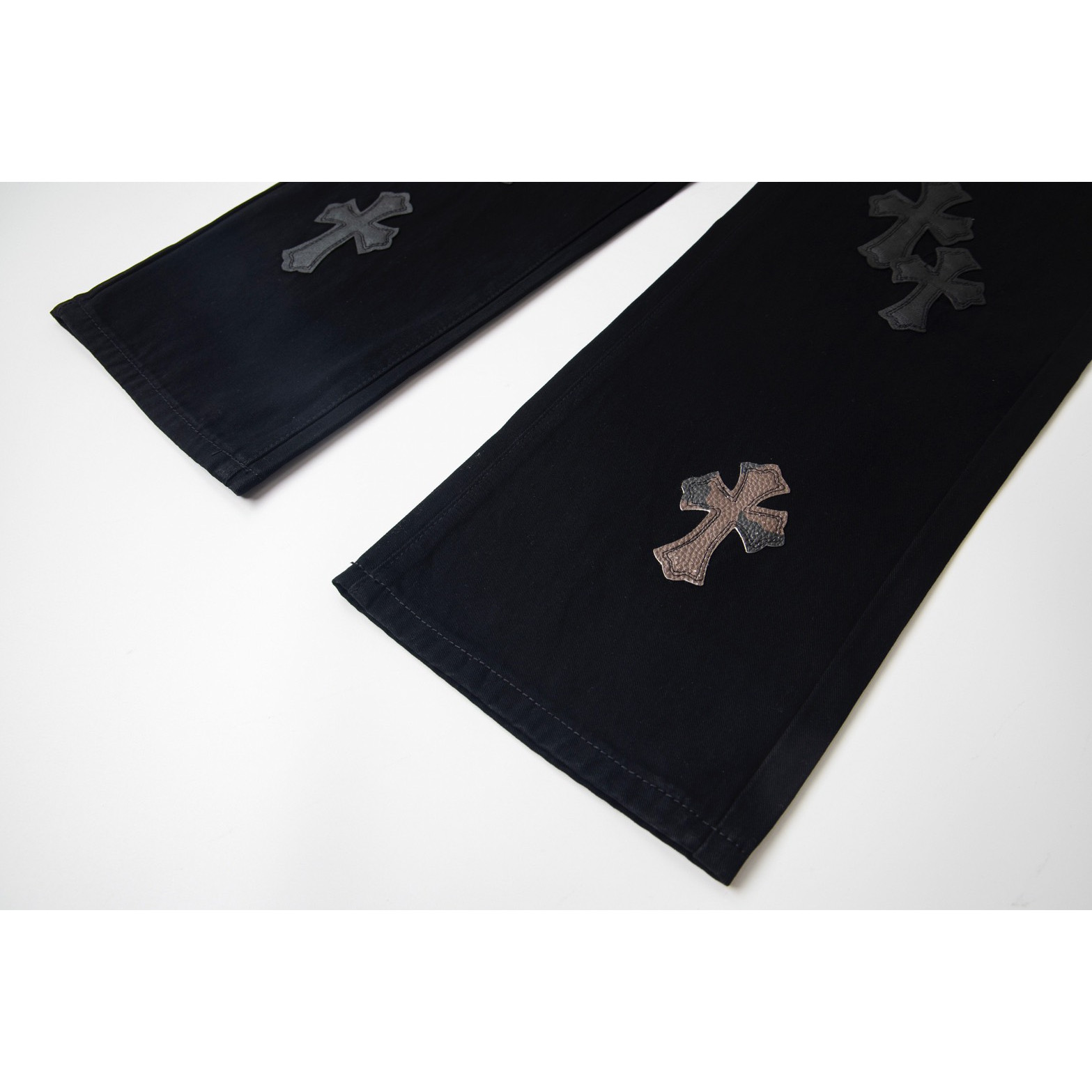 <p>CHROME HEARTS 黑棕迷彩十字贴皮牛仔裤(1753#)</p>