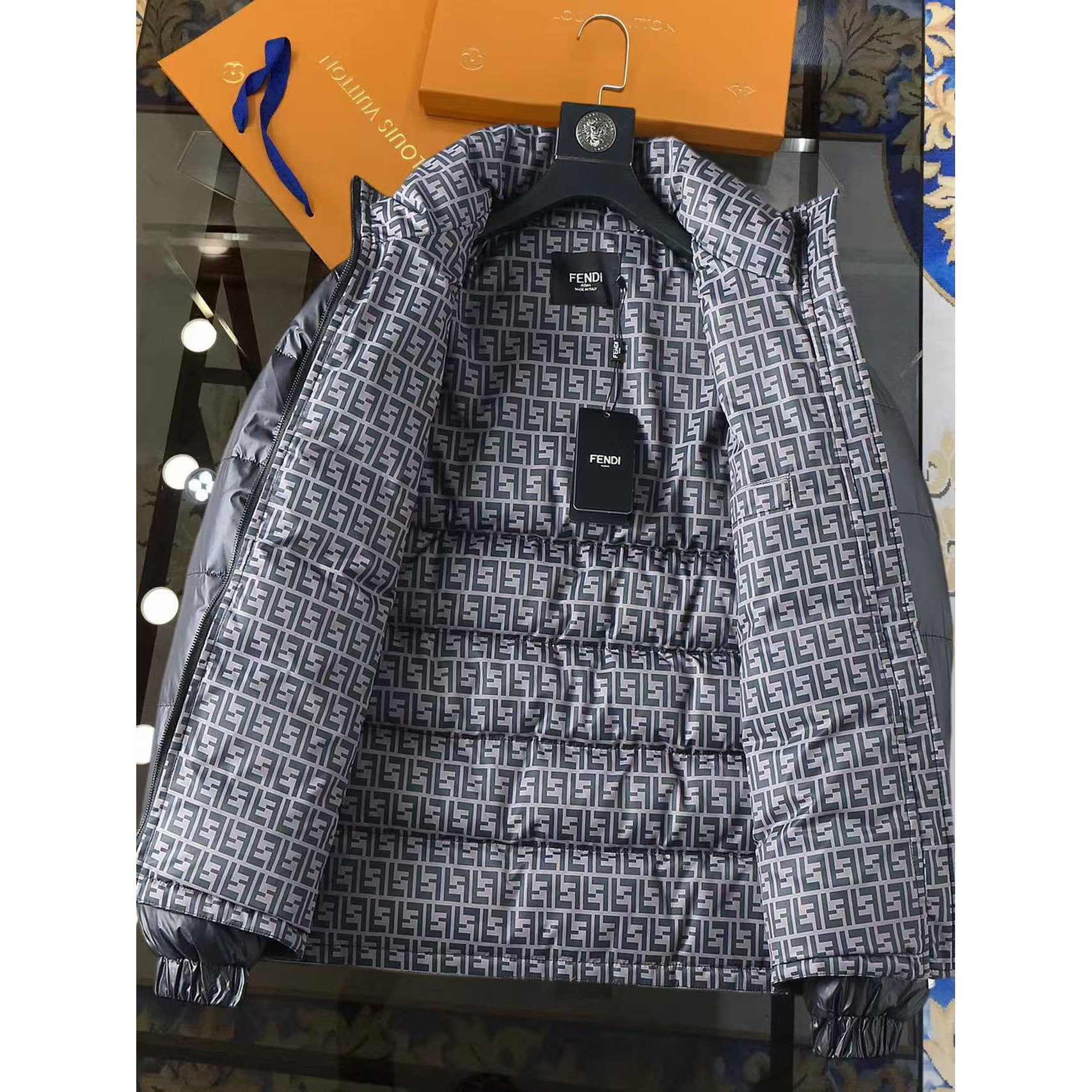 <p>FENDI 新款羽绒服(黑)</p>
