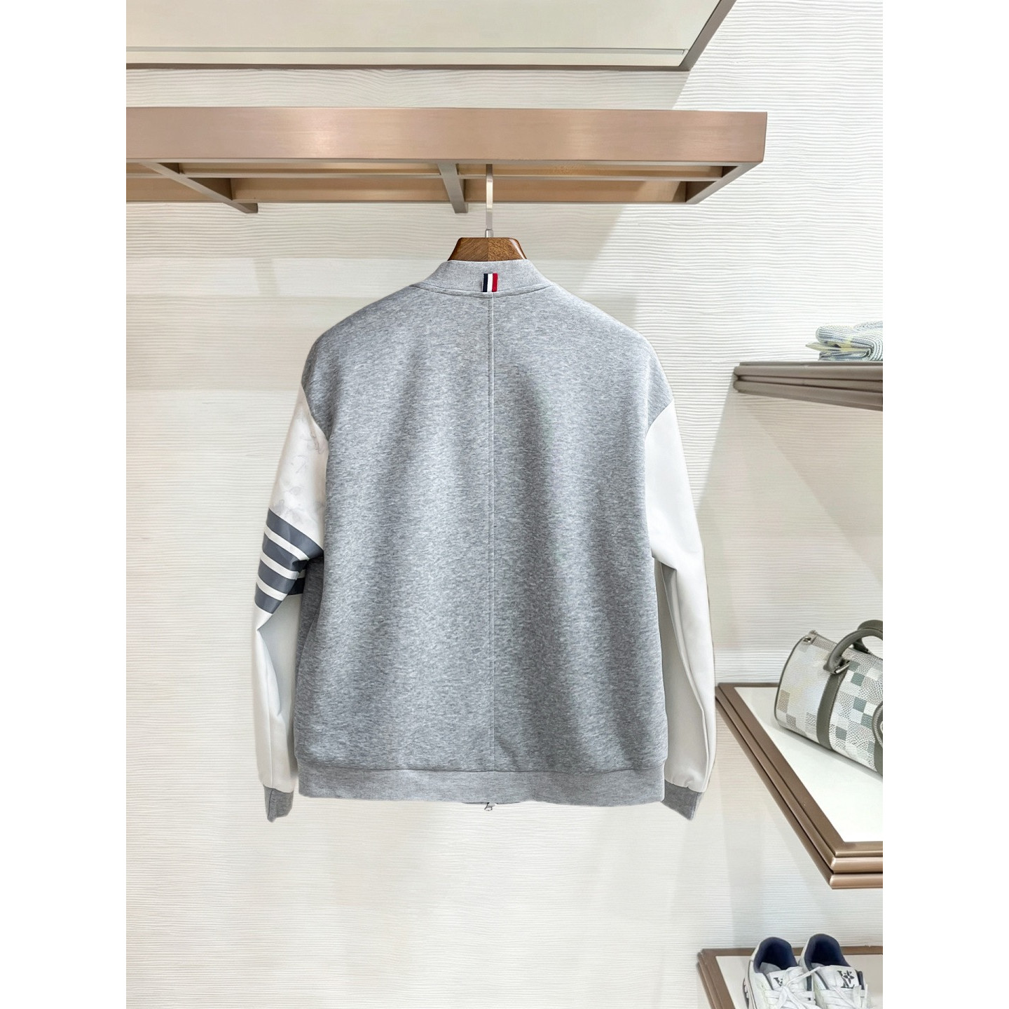 <p>Thom Browne 精品外套(灰)</p>