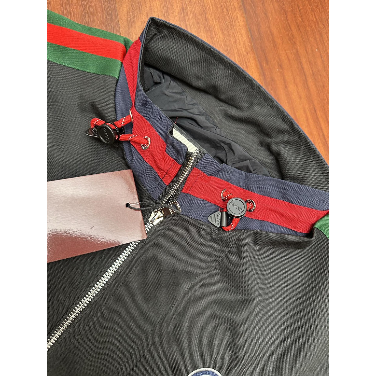 <p>GUCCI 织带互扣双G立领防风夹克(黑)</p>