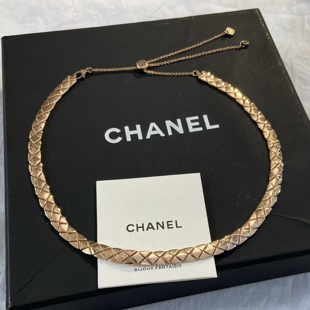 <p>CHANEL 菱格纹金属项链​​ 窄版</p>