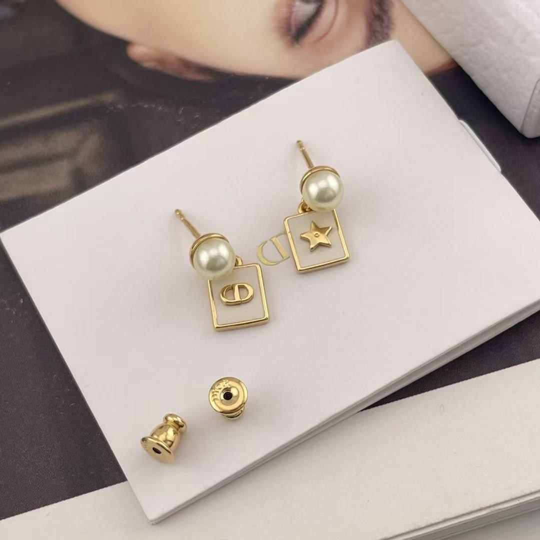 <p>DIOR&nbsp;小白方牌耳钉</p>