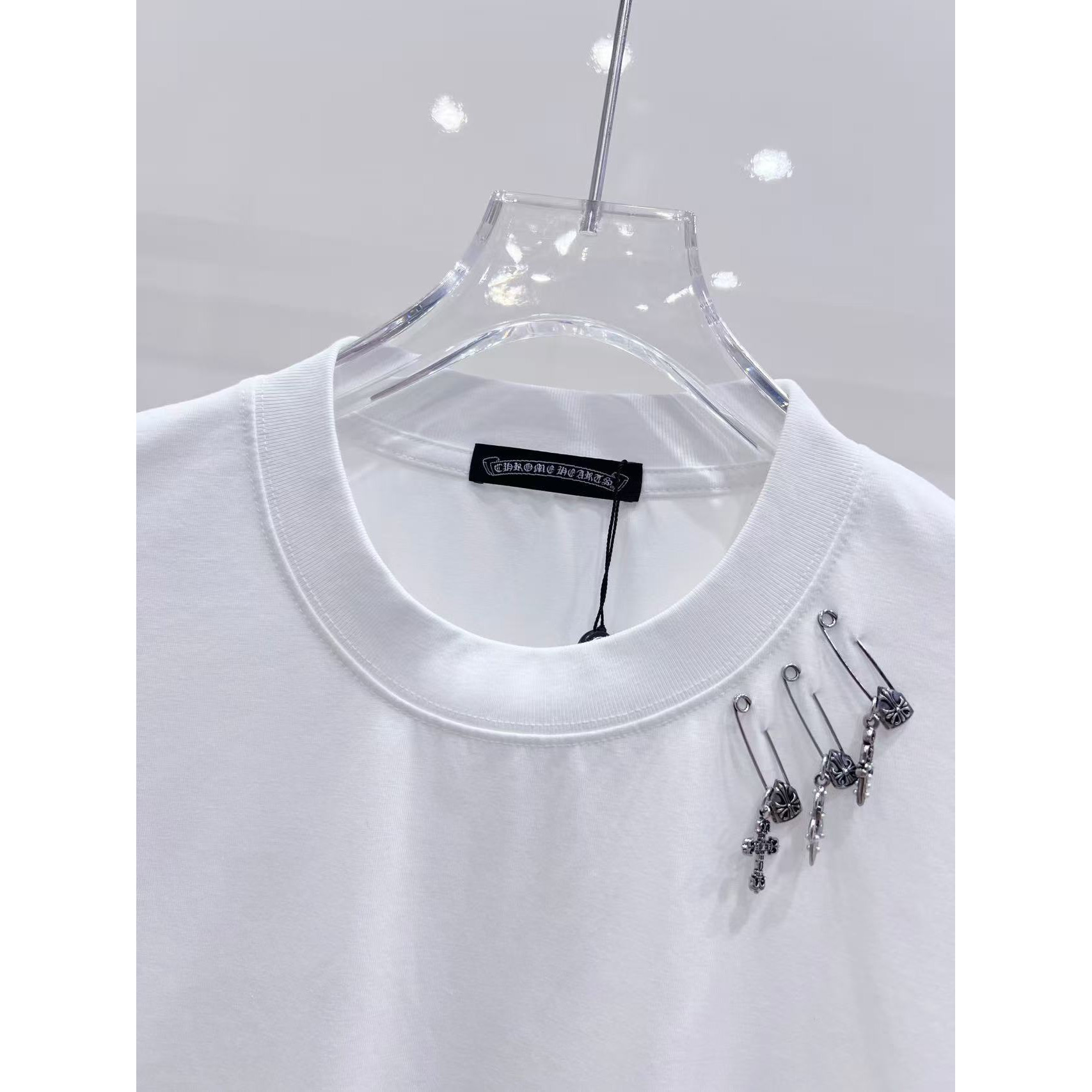 <p>CHROME HEARTS 破洞别针刺绣短袖(白)</p>