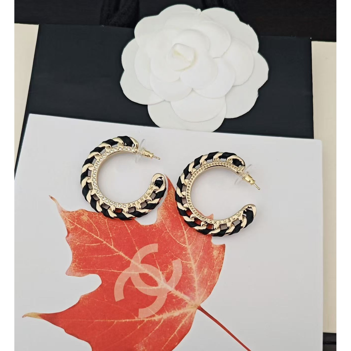 <p>CHANEL&nbsp;镂空圆形黑色皮耳钩</p>