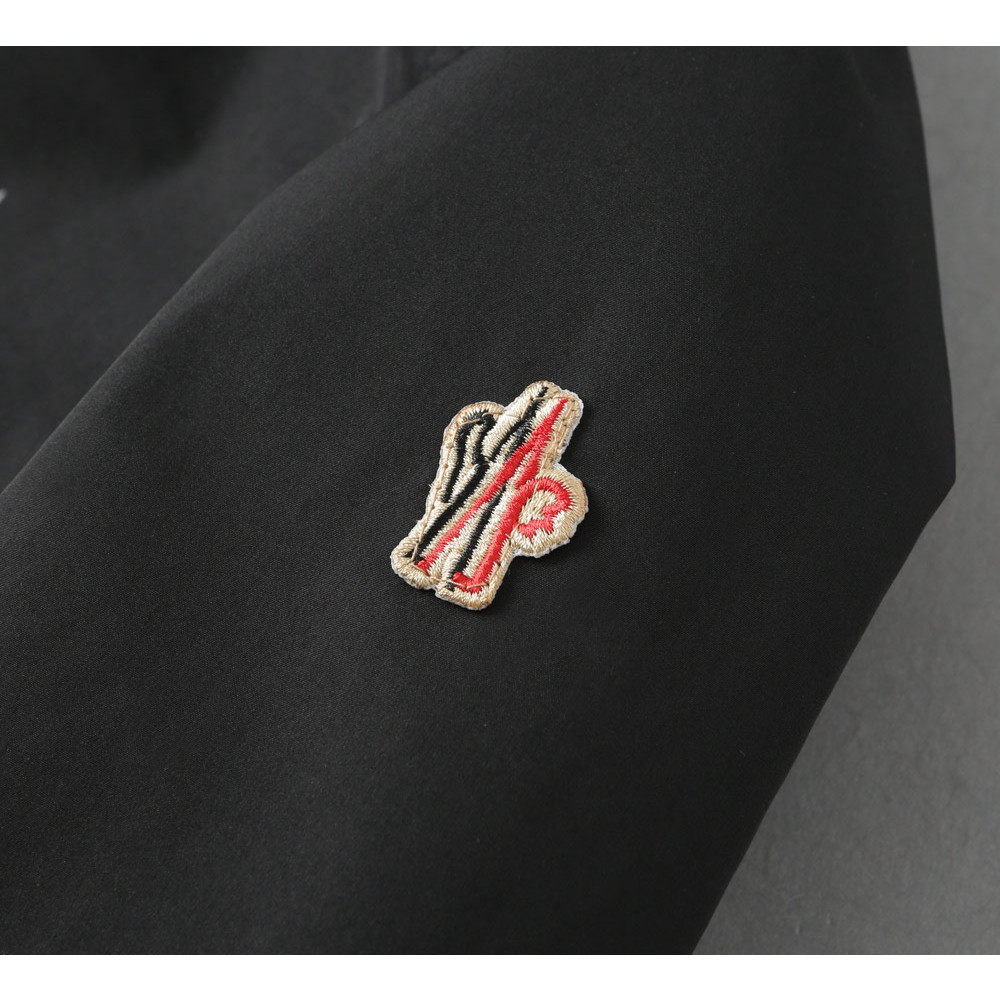 <p>Moncler 新款男士夹克外套</p>