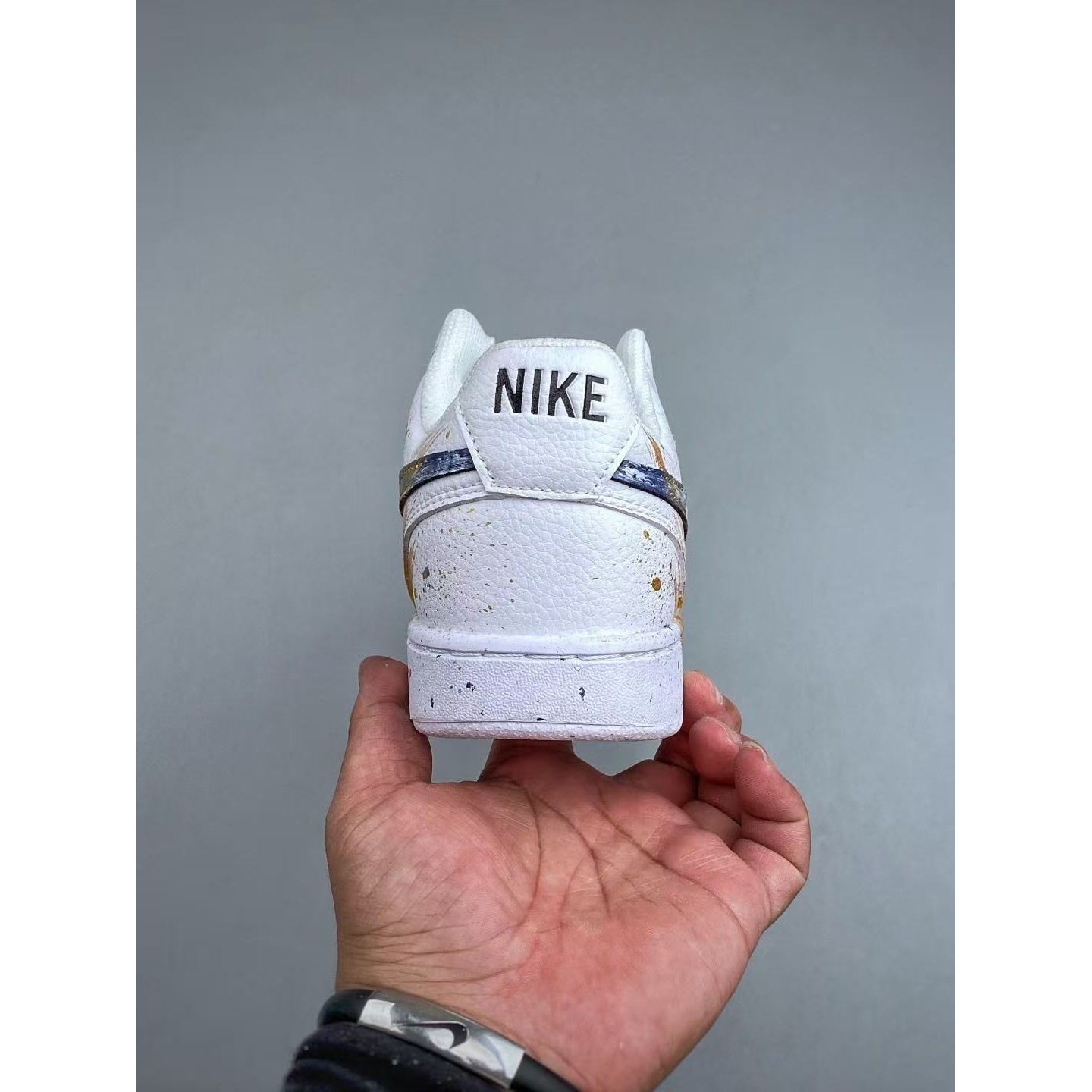 <p>NIKE COURTVISION 手绘泼墨涂鸦定制板鞋(白灰金)</p>