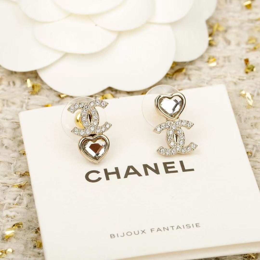<p>CHANEL&nbsp;双c爱心耳钉</p>