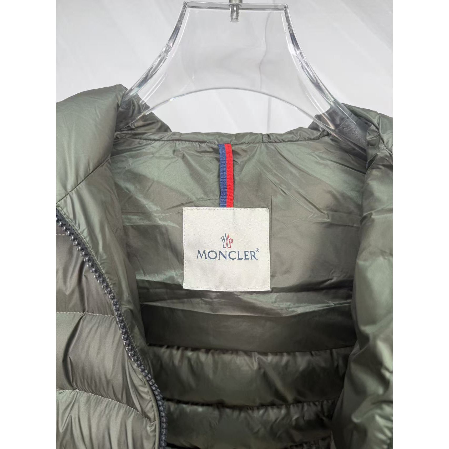 <p>Moncler Bles系列羽绒服(軍綠)</p>