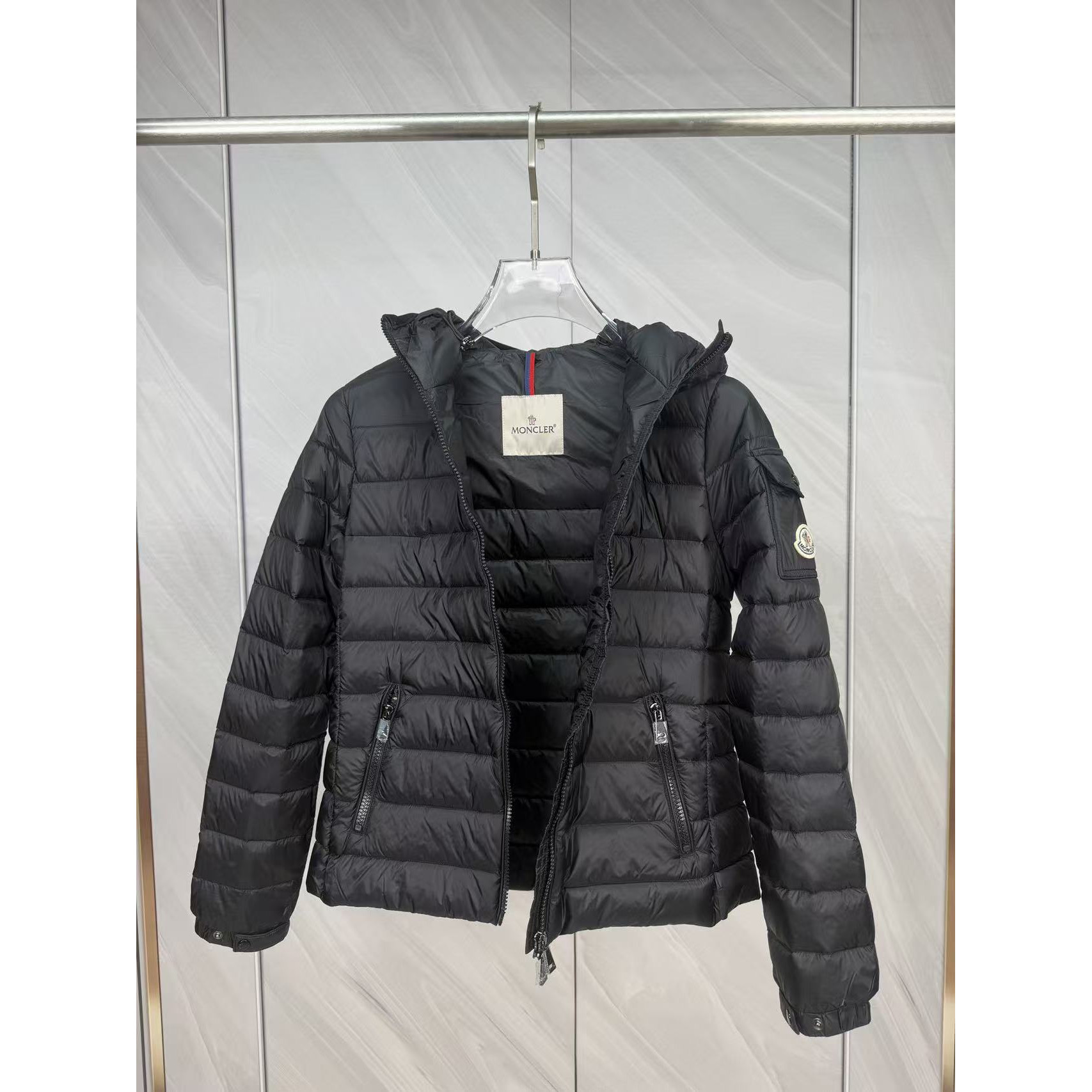 <p>Moncler Bles系列羽绒服(黑)</p>