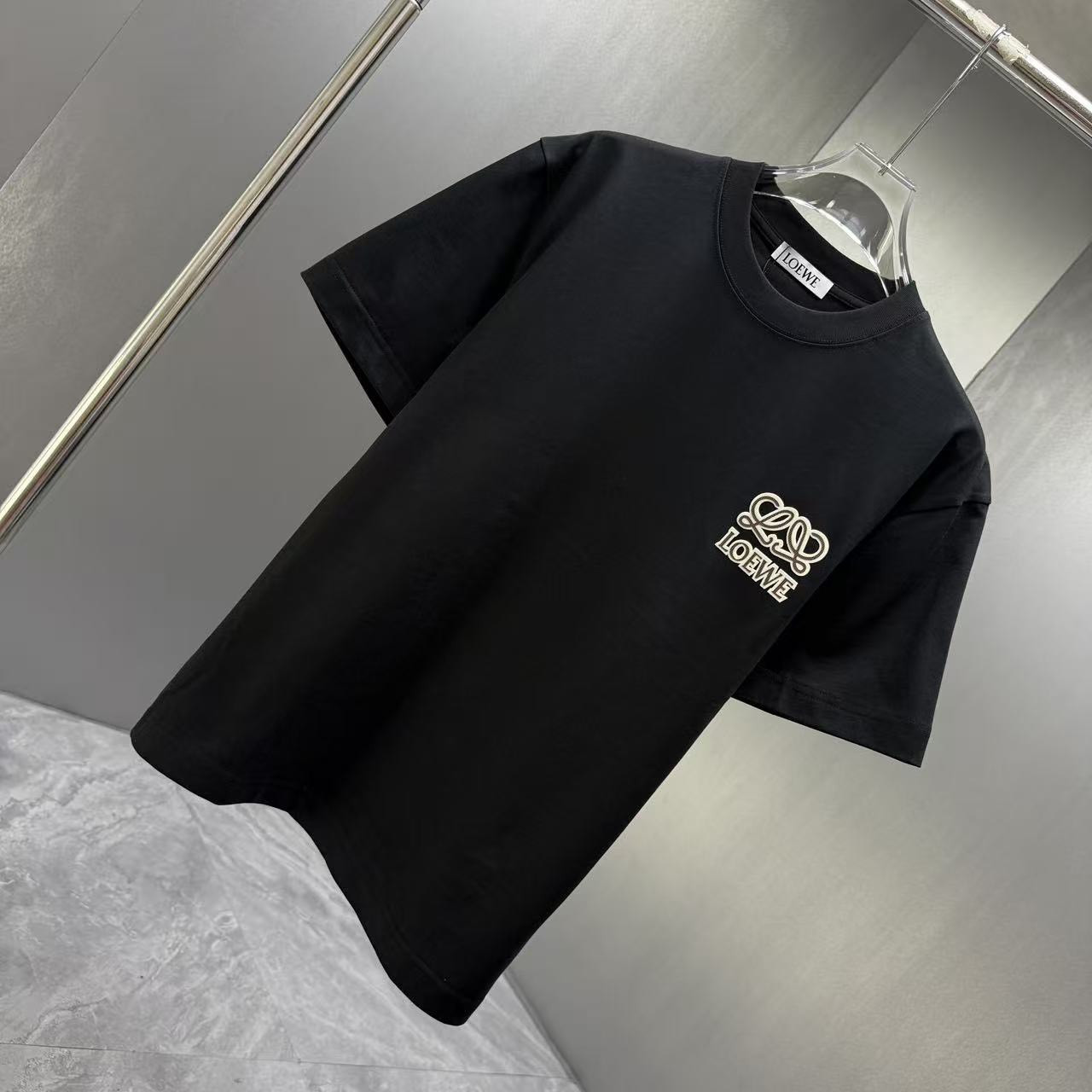 <p>LOEWE 短袖T恤(黑)</p>