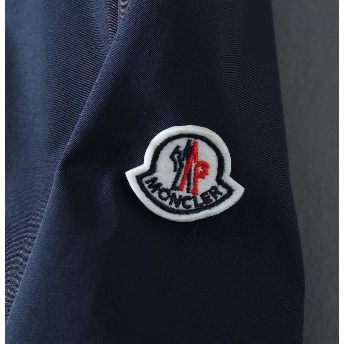 <p>MONCLER 男士夹克外套(800830)</p>