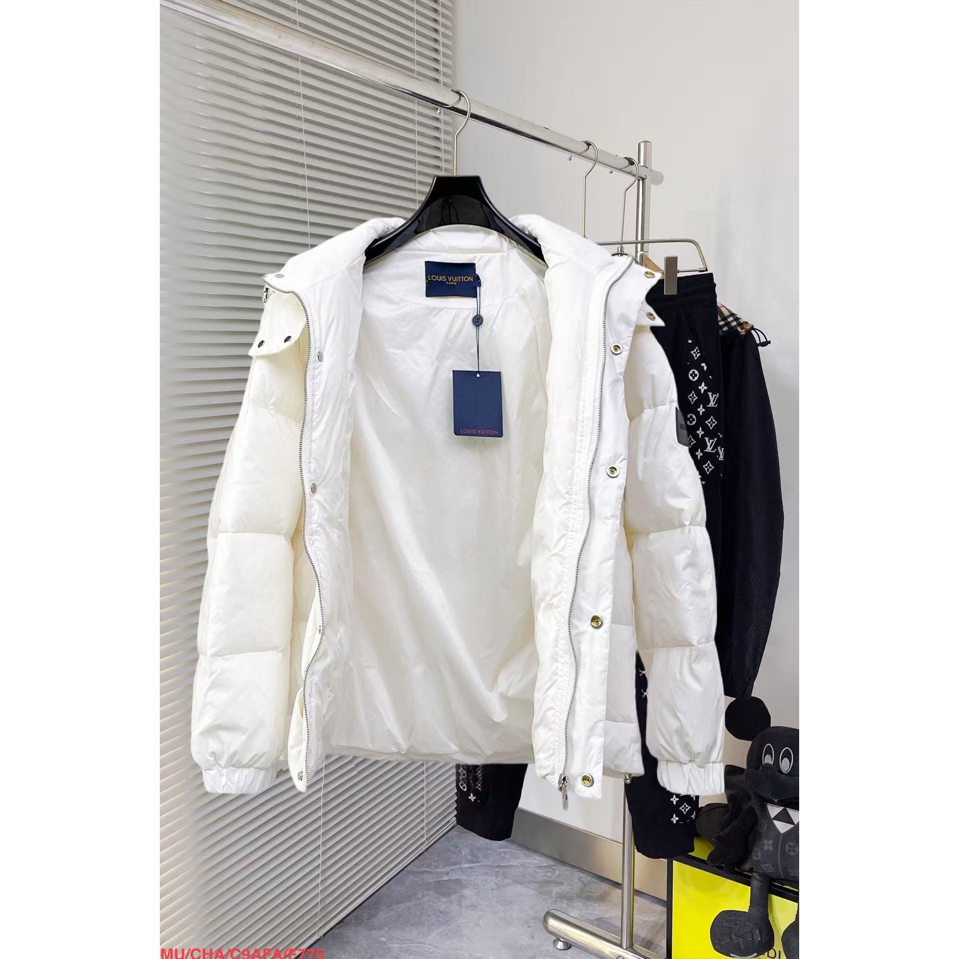 <p>LV 官网款新款羽绒服(白)</p>