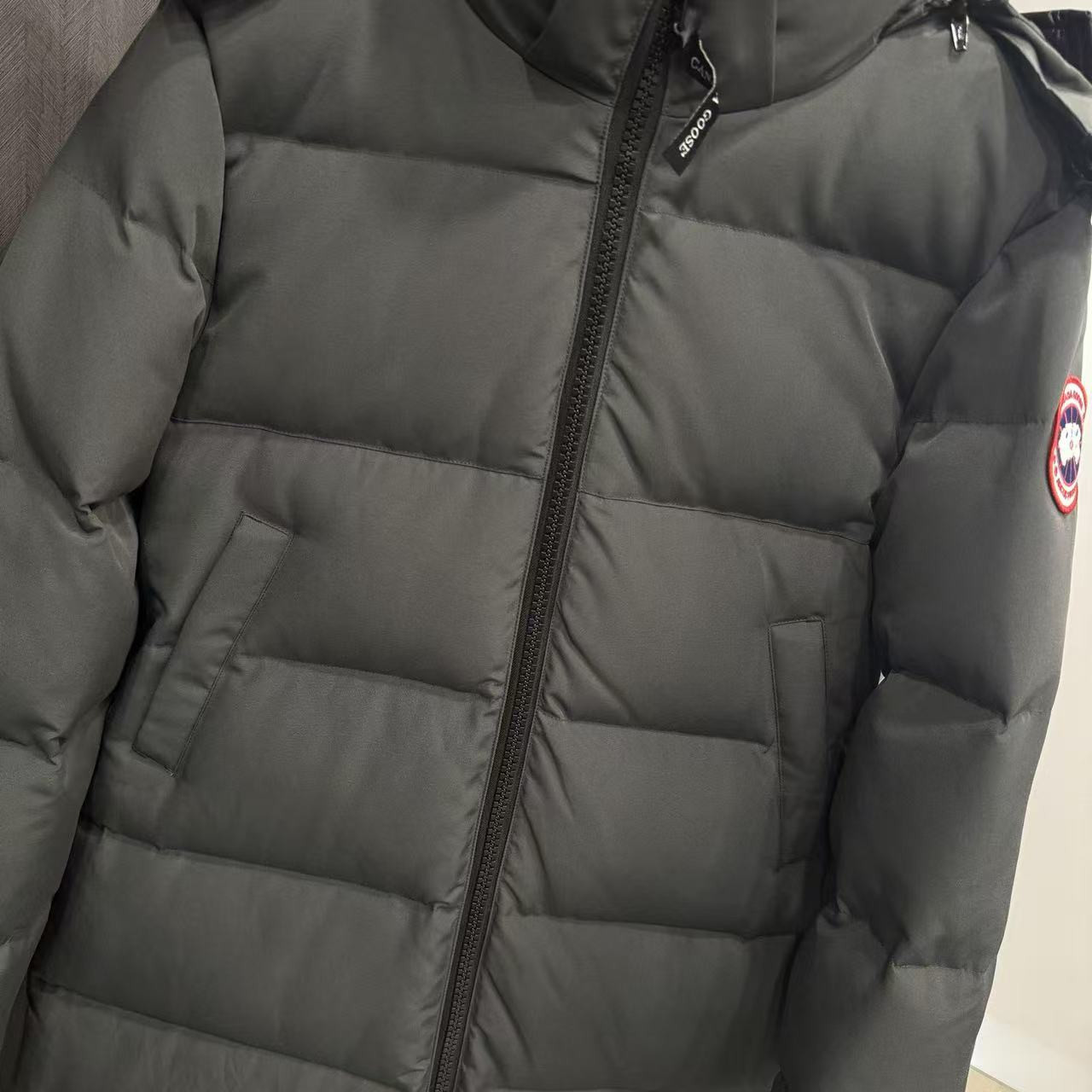<p>Canada Goose 可拆卸兜帽全長款羽绒服(灰)</p>