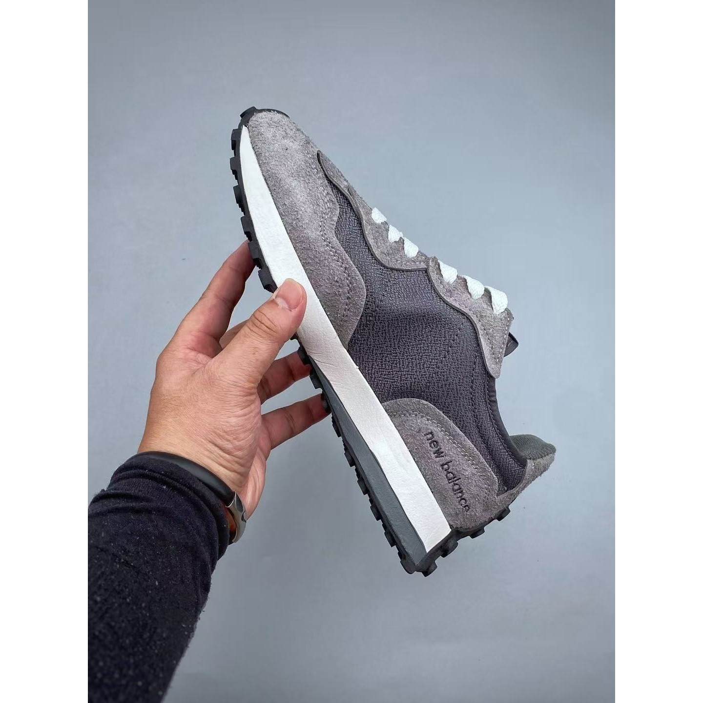 <p>New Balance MS327 复古休闲运动慢跑鞋(灰)</p>