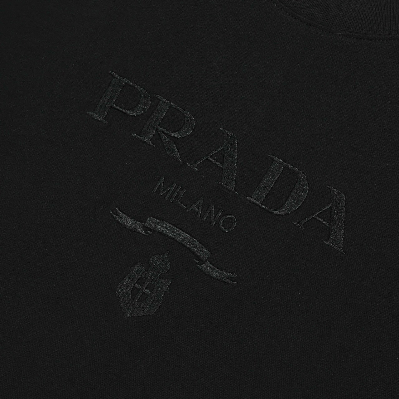 <p>PRADA Iogo绣花短袖T恤(黑)</p>