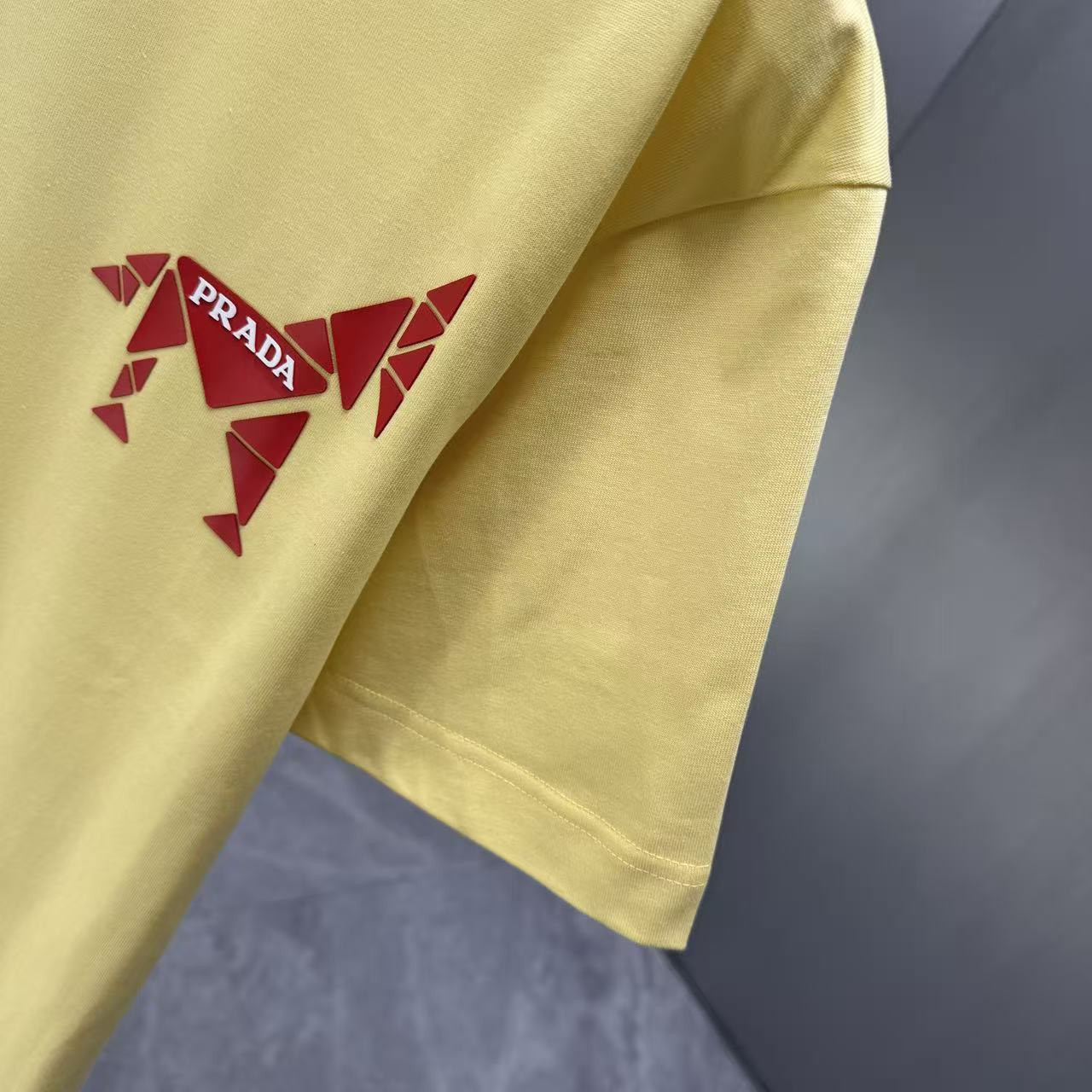 <p>Prada 短袖T恤(黃)</p>
