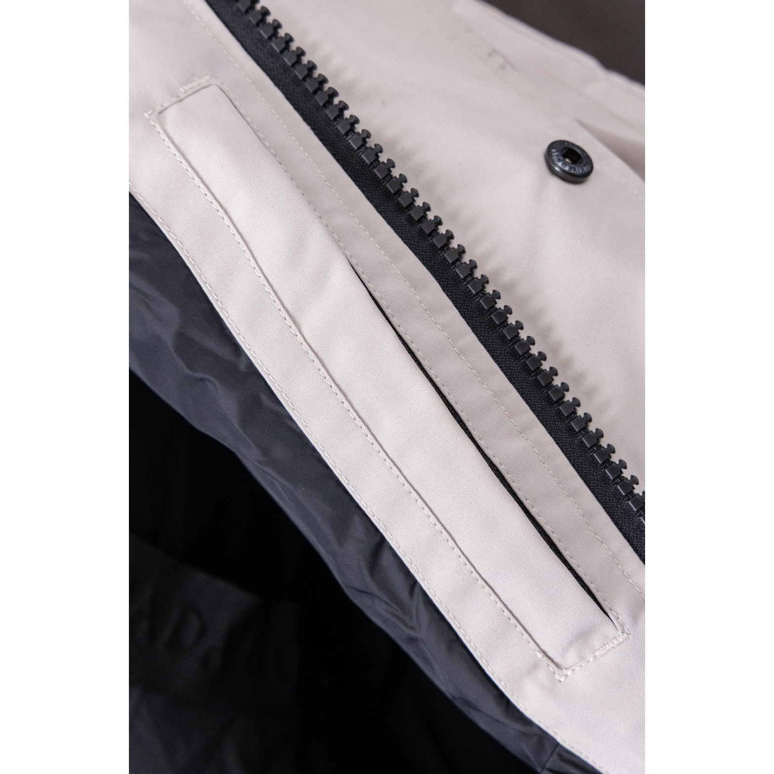 <p>Canada Goose 01款 Chilliwack Bomber 飞行员羽绒服(象牙白)</p>