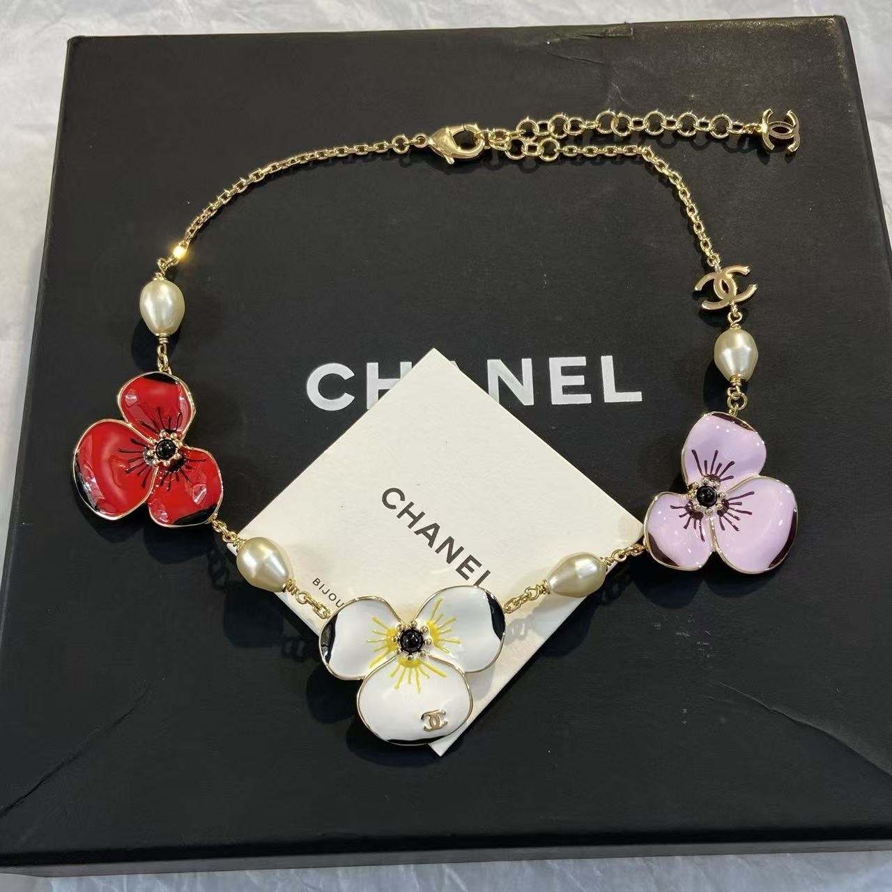 <p>CHANEL 三色堇珠流苏项链</p>