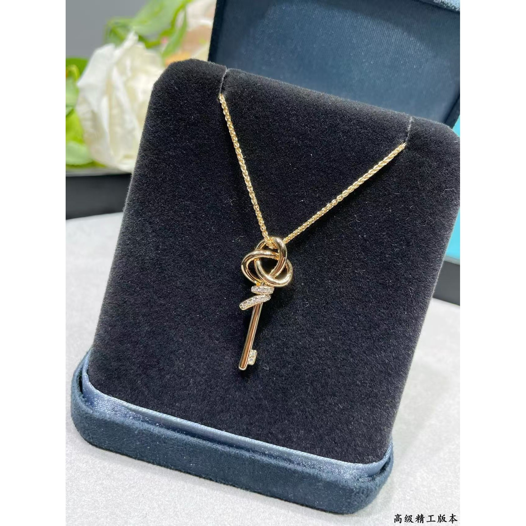 <p>Tiffany&nbsp;半钻T绳结钥匙项链</p>