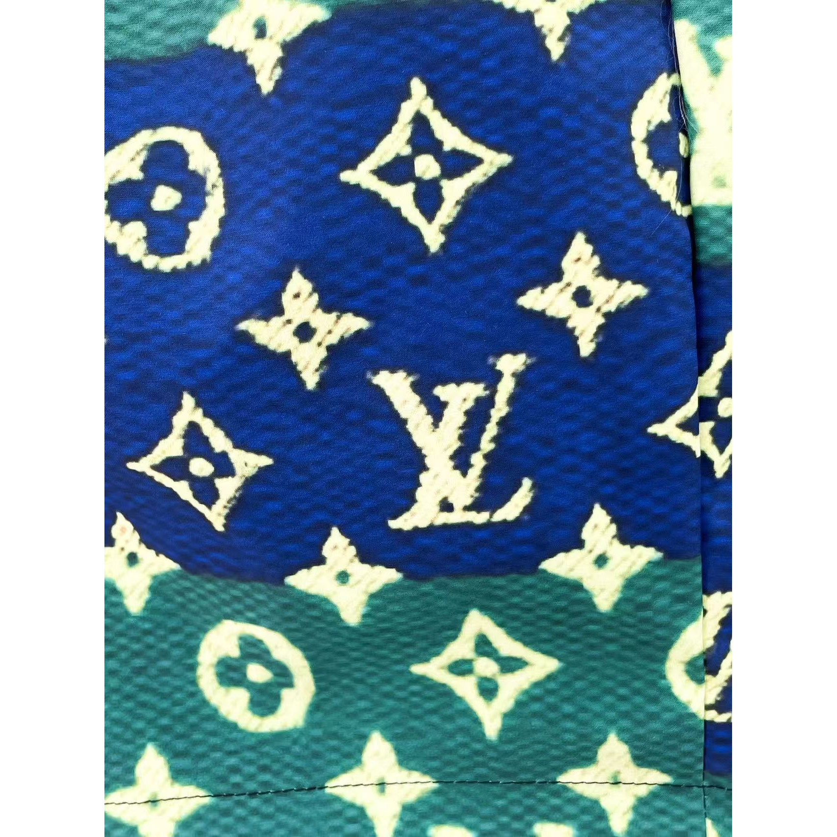 <p>LV 专柜新款雙面穿休闲短裤(藍綠)</p>