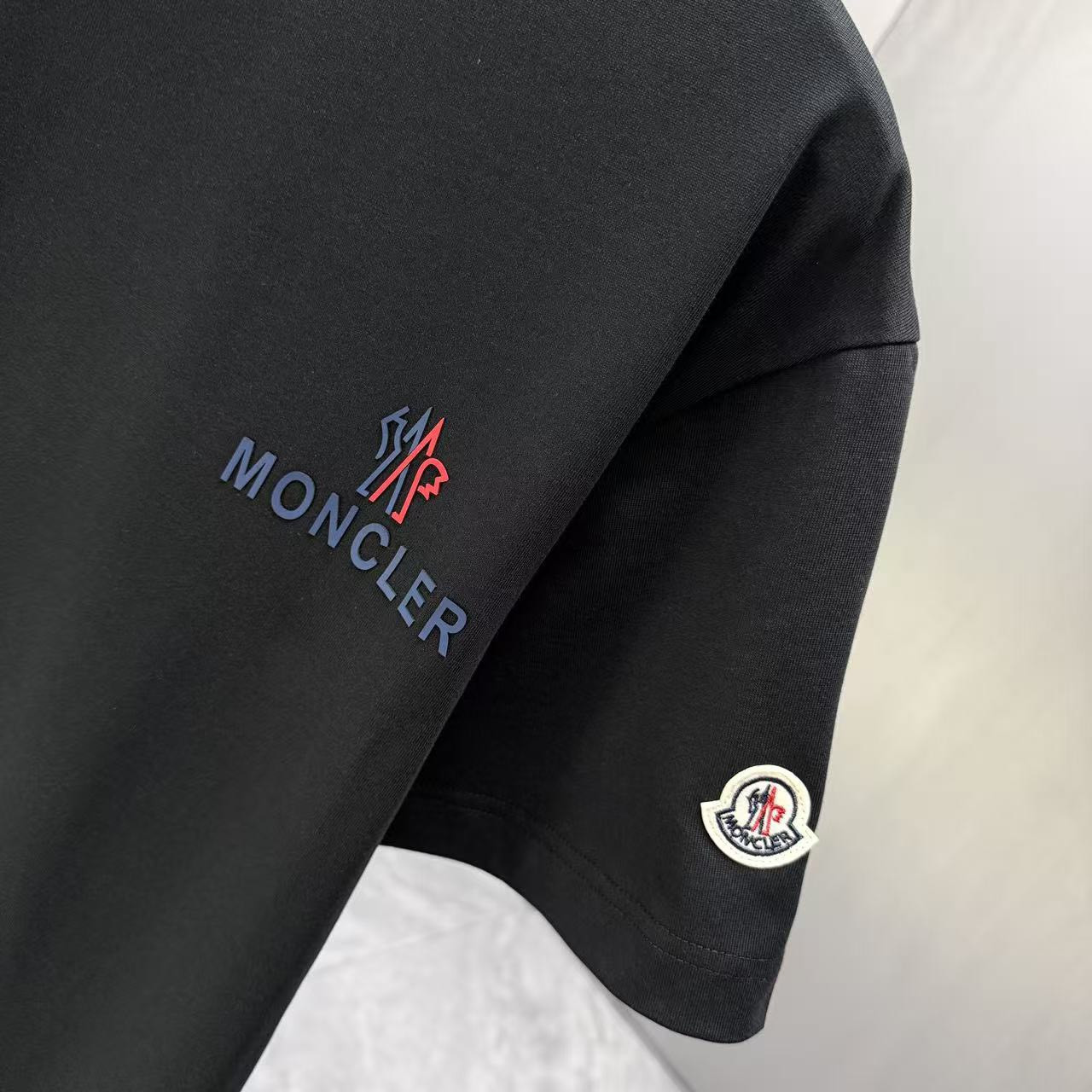 <p>Moncler 短袖T恤(黑)</p>