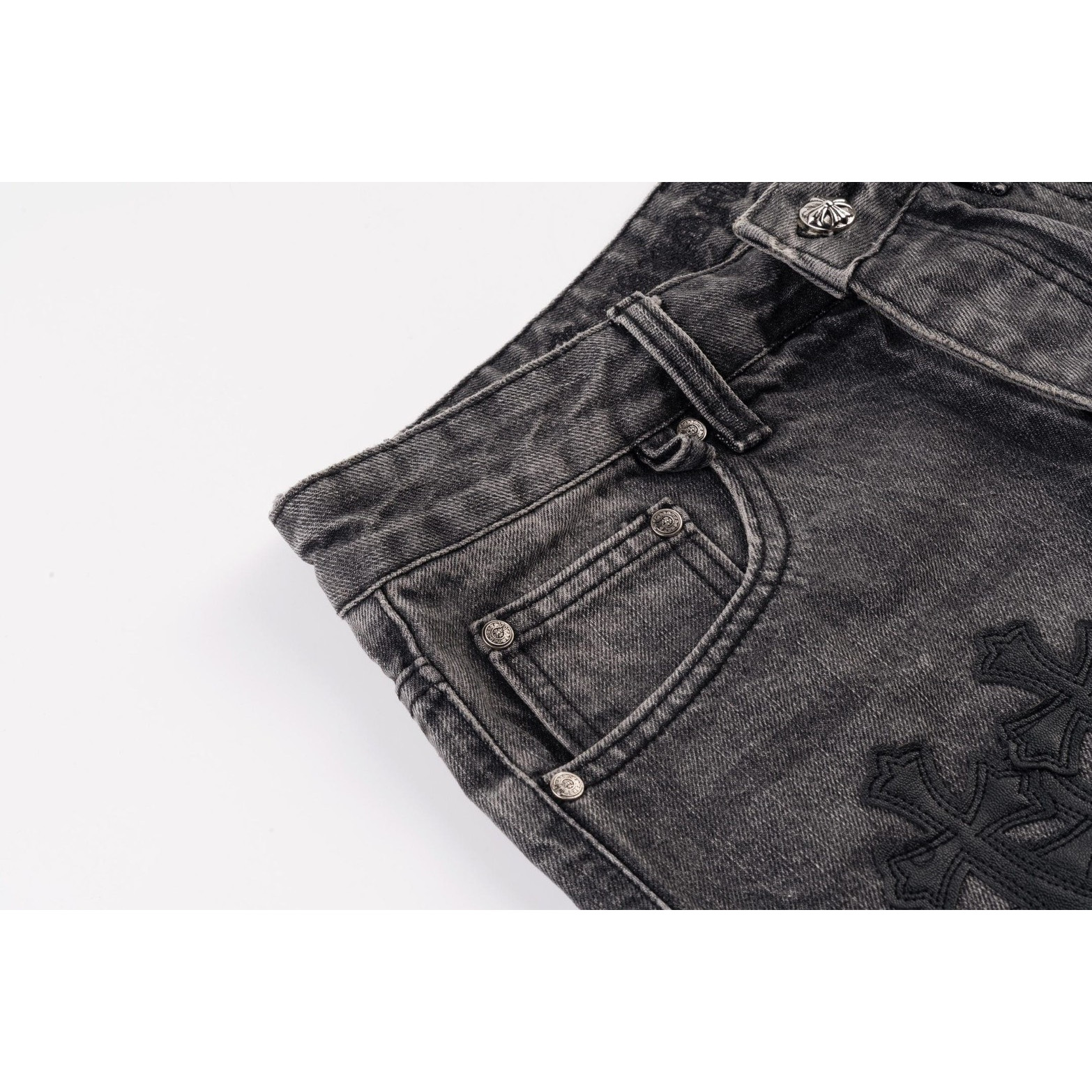 <p>CHROME HEARTS 城市限定火焰黑白贴皮牛仔裤(1566#)</p>