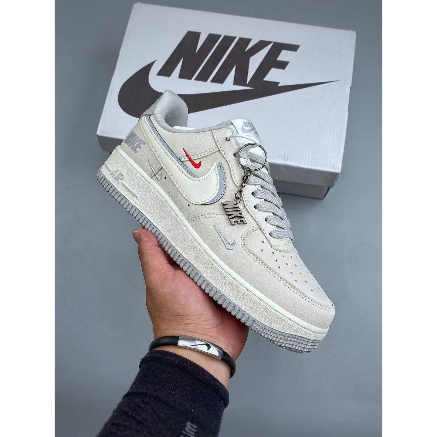 <p>NIKE AIR FORCE 1 (奶灰)</p>