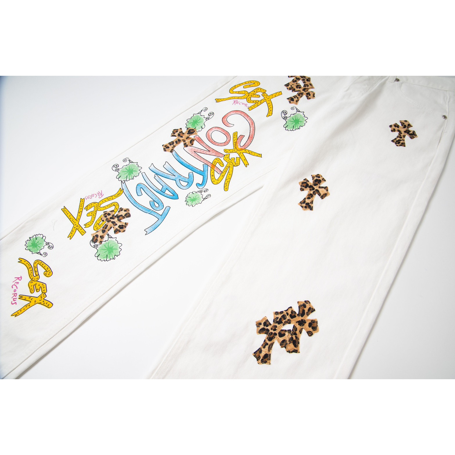 <p>CHROME HEARTS 白底拼豹纹中古涂鸦绘画高街牛仔裤(1782#)</p>