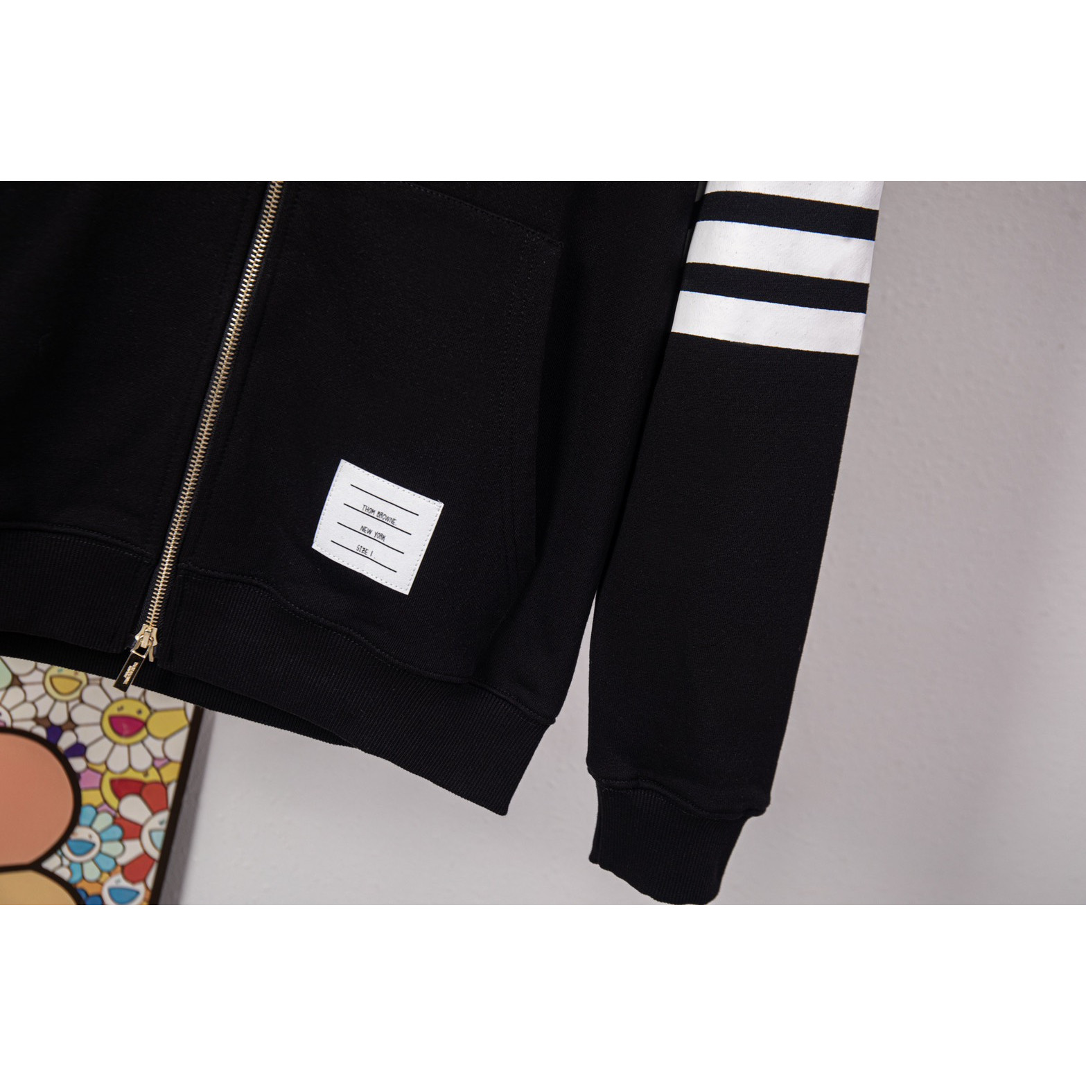 <p>Thom Browne&nbsp;连帽抽绳外套(黑DZ16)</p>