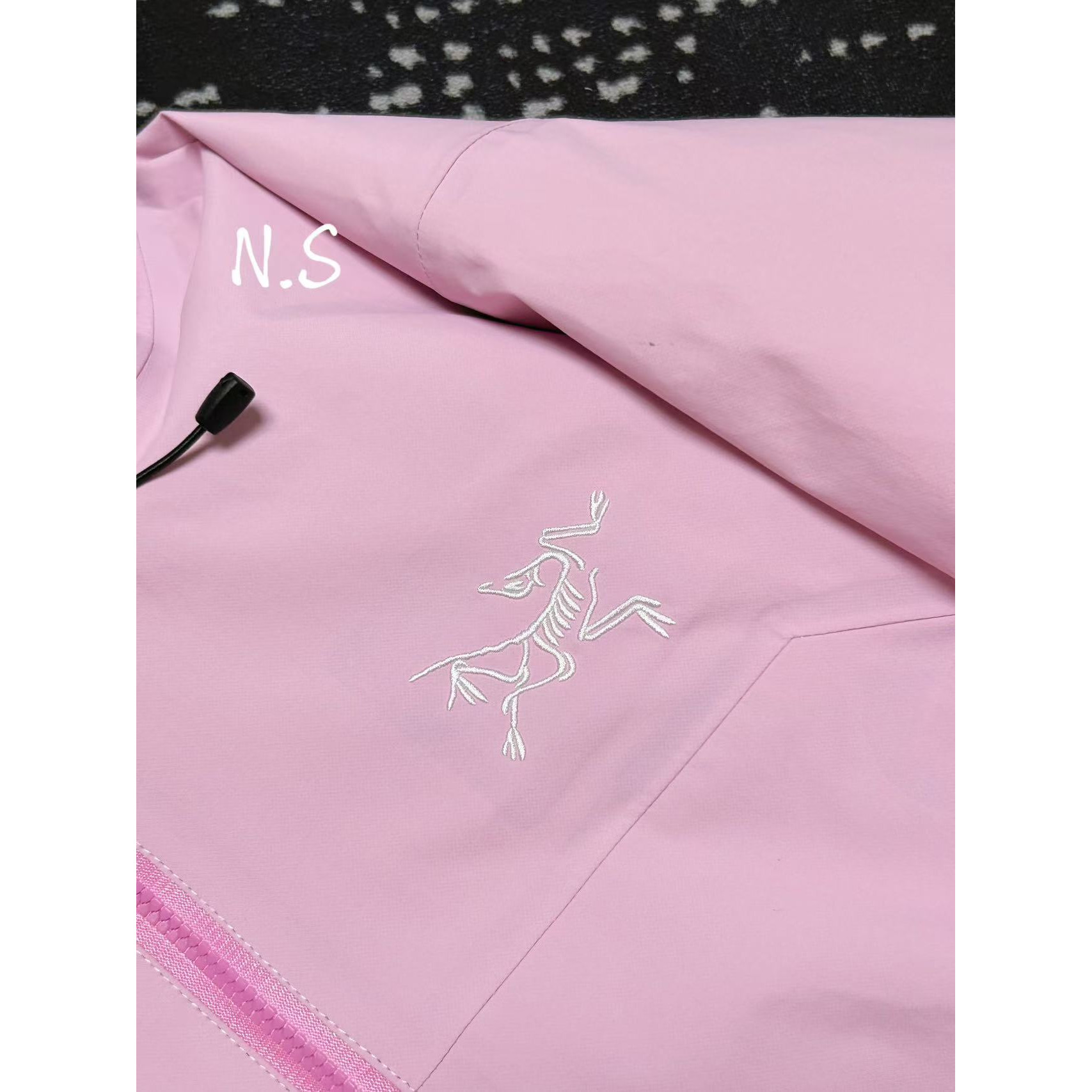 <p>Arc'teryx SL硬壳冲锋衣(潮汐粉)</p>