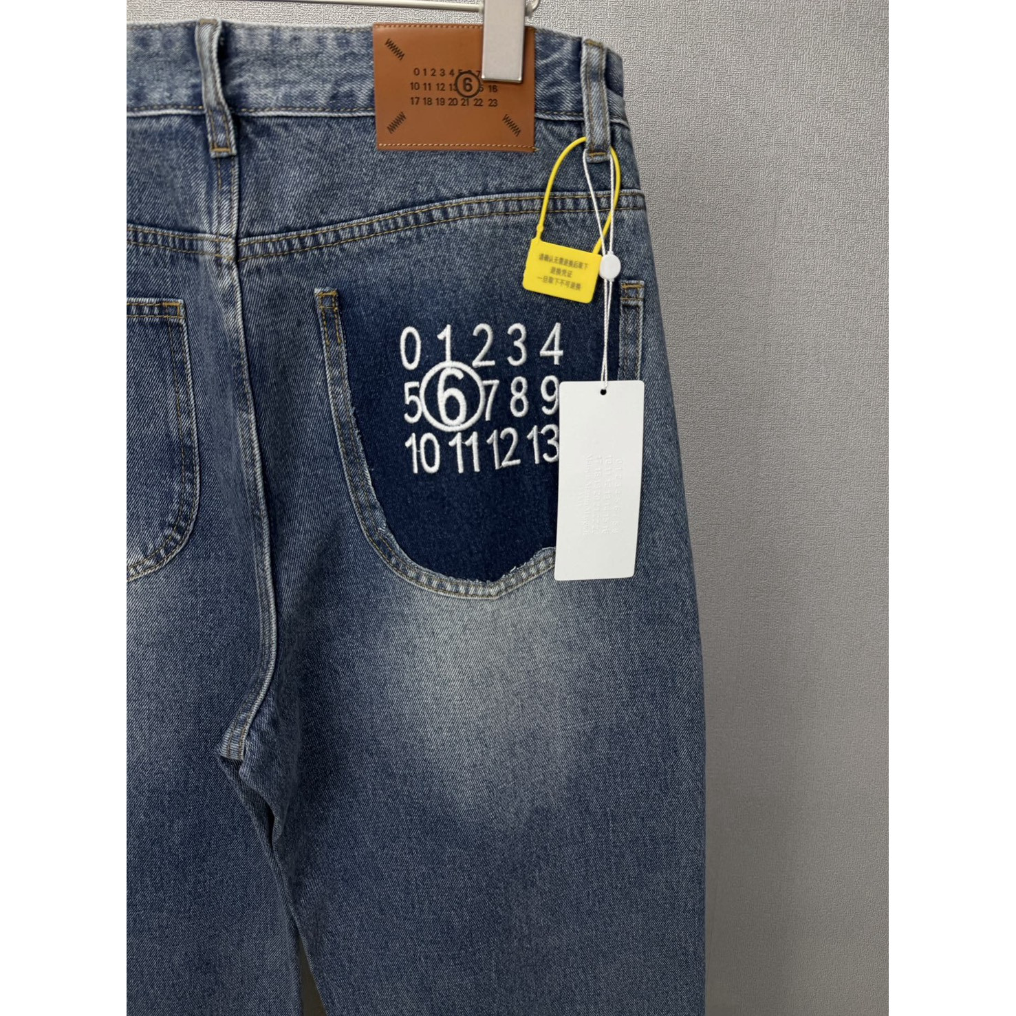 <p>Maison Margiela 口袋刺绣🪡数字🔢情侣款水洗宽松牛仔裤(藍)</p>