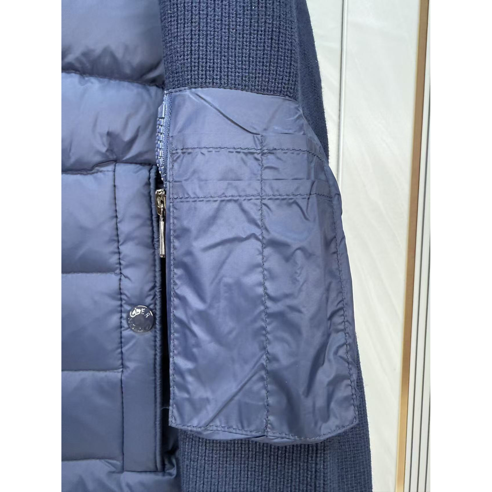 <p>Moncler 羊毛连帽针织男士羽绒服(藍)</p>
