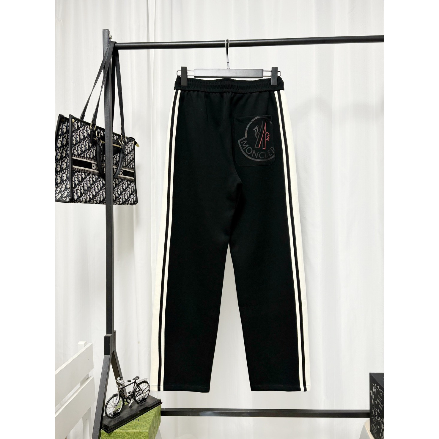 <p>&nbsp;Moncler 蒙口休闲长裤(黑)</p>