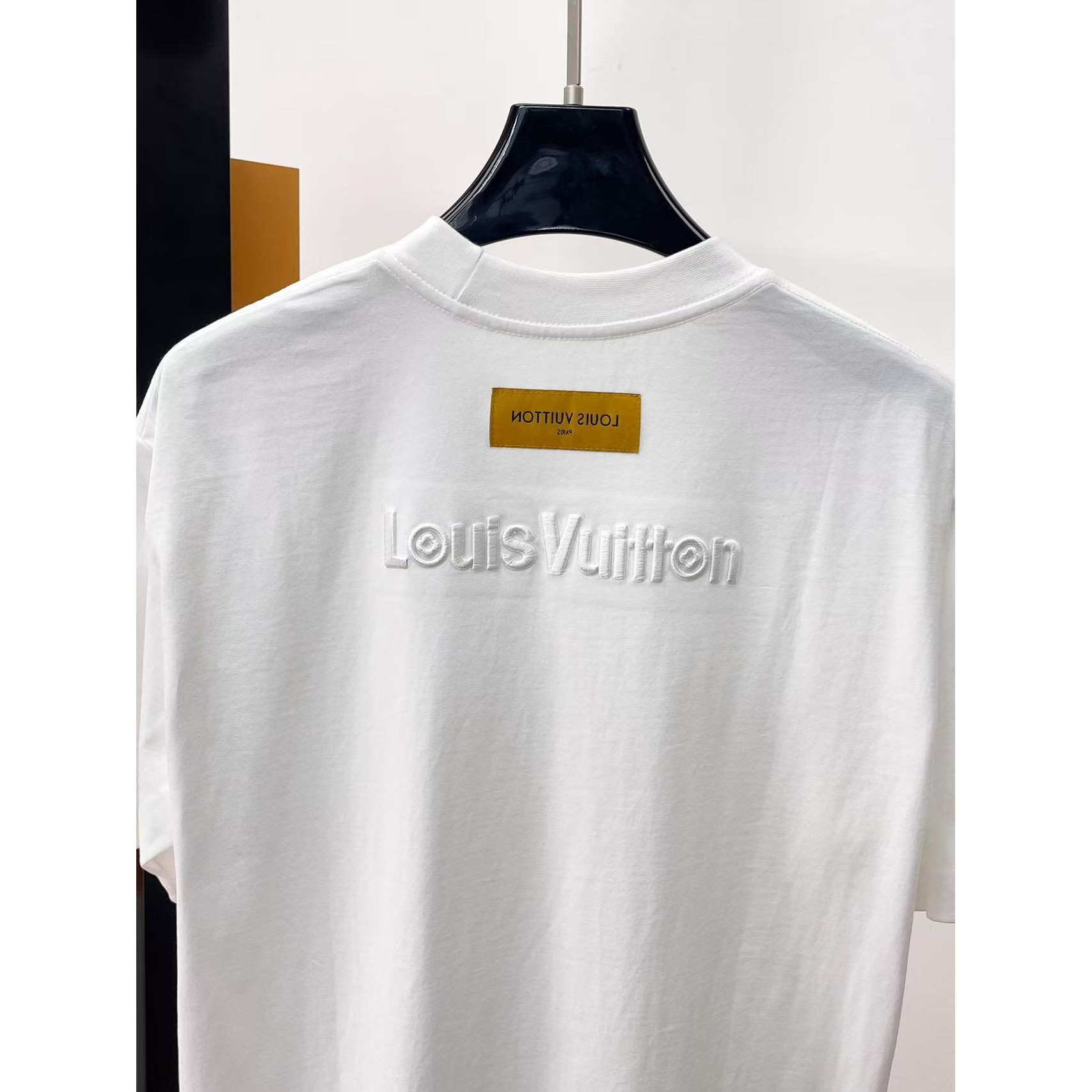 <p>LV 专柜新款短袖T恤(白)</p>
