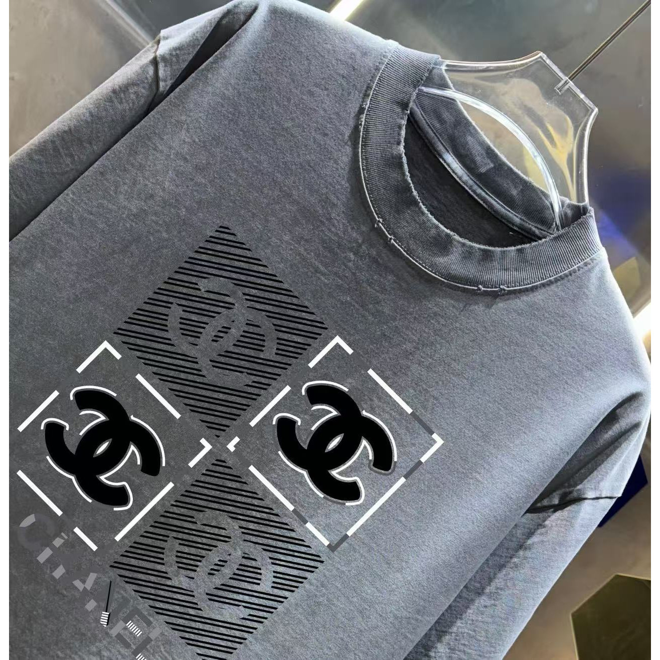 <p>CHANEL&nbsp;洗水磨破短袖T恤(洗水灰)</p>
