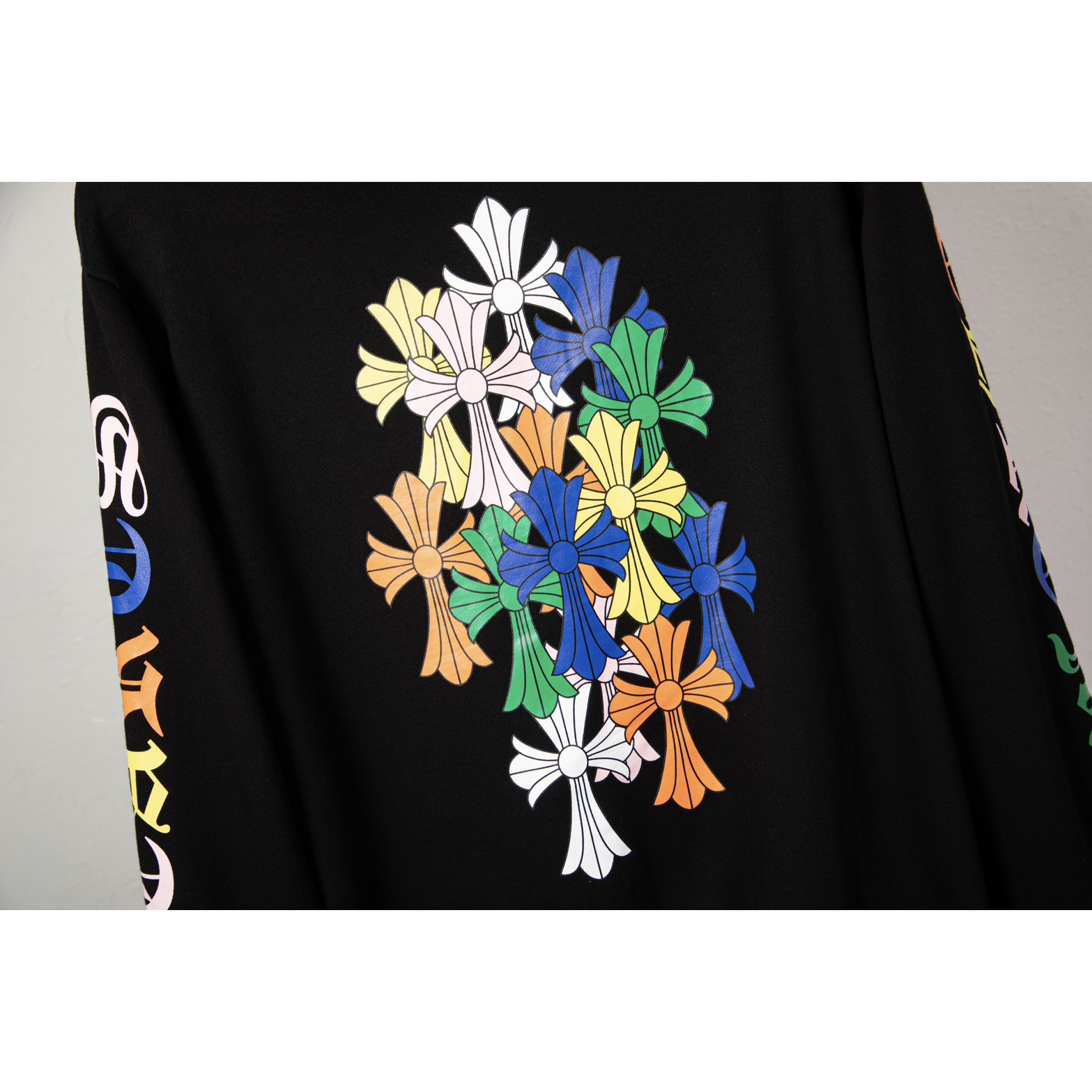 <p>CHROME HEARTS 炫彩十字架连帽外套(DZ80)(黑色)</p>