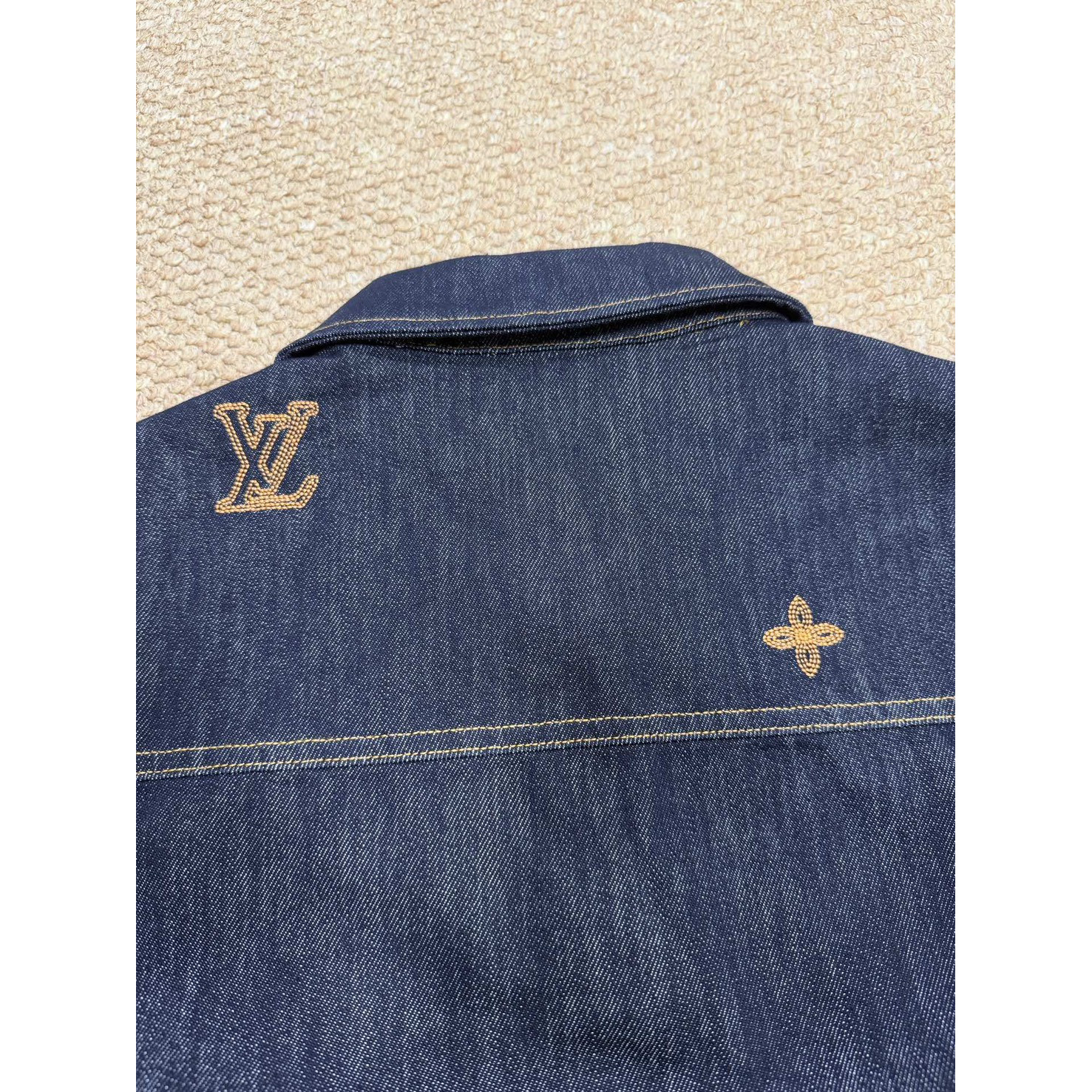 <p>LV&nbsp;牛仔外套</p>