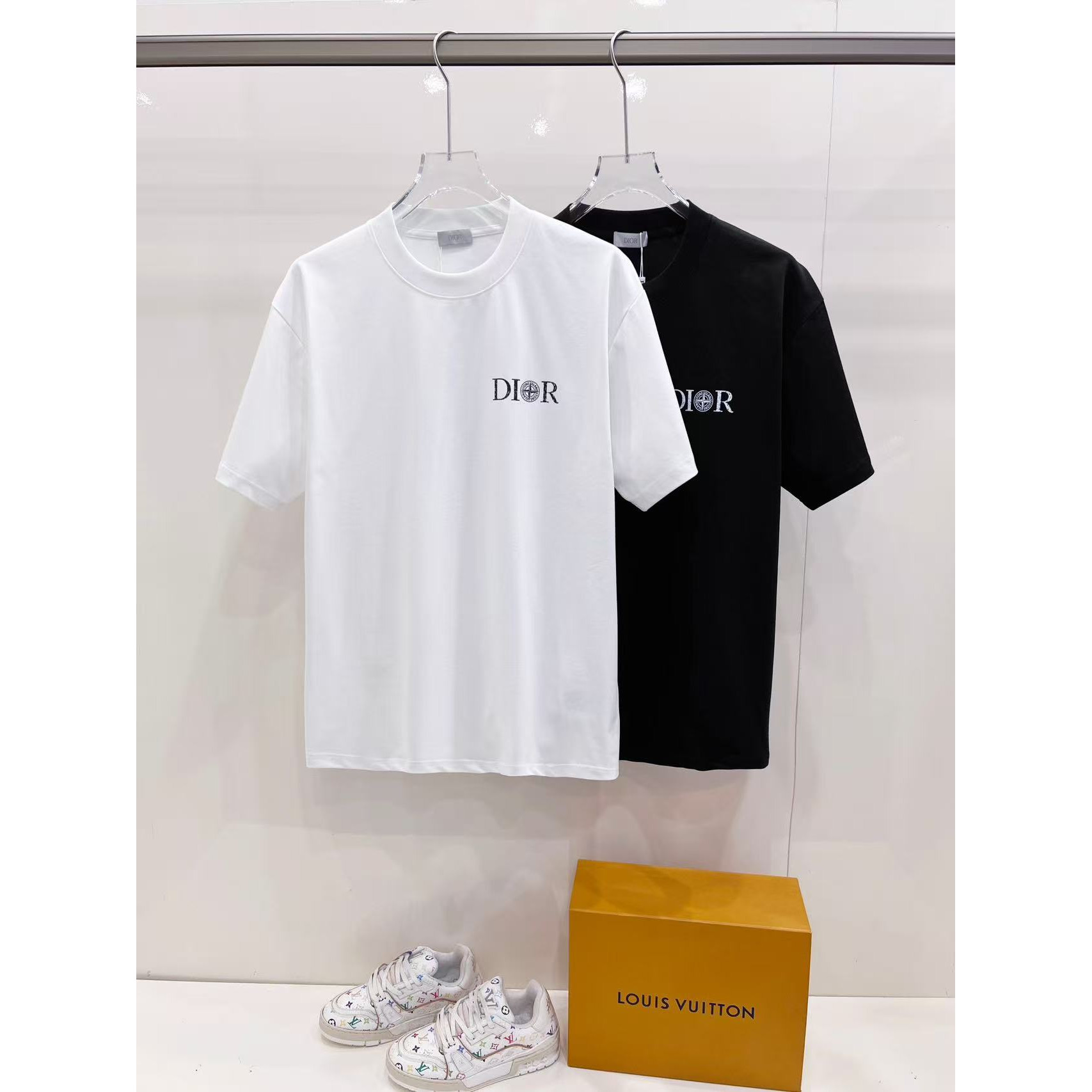 <p>DIOR 迪奥+石头岛联名 logo短袖T恤(白)&nbsp;</p>