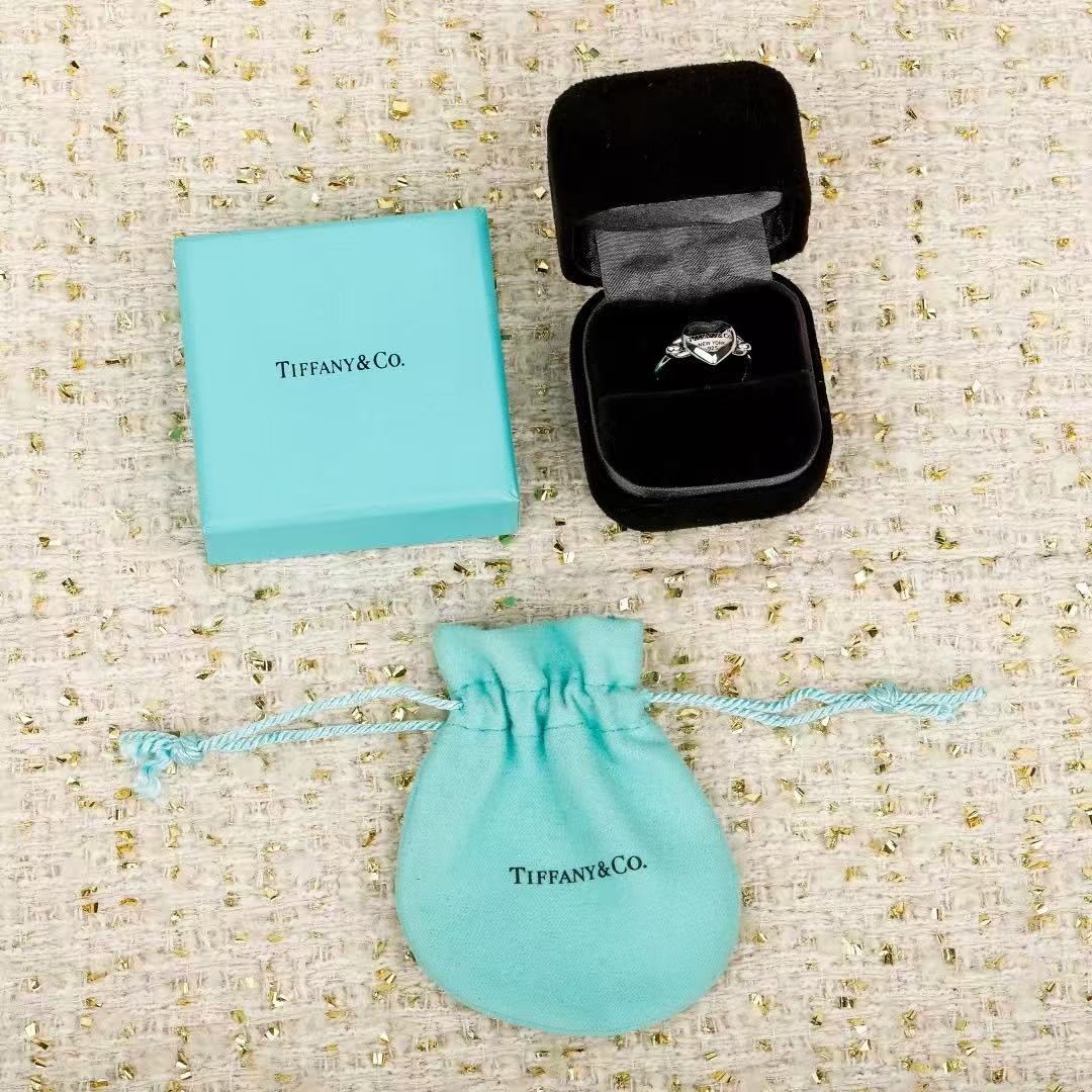 <p>Tiffany&nbsp;爱心滴油珐琅戒指</p>