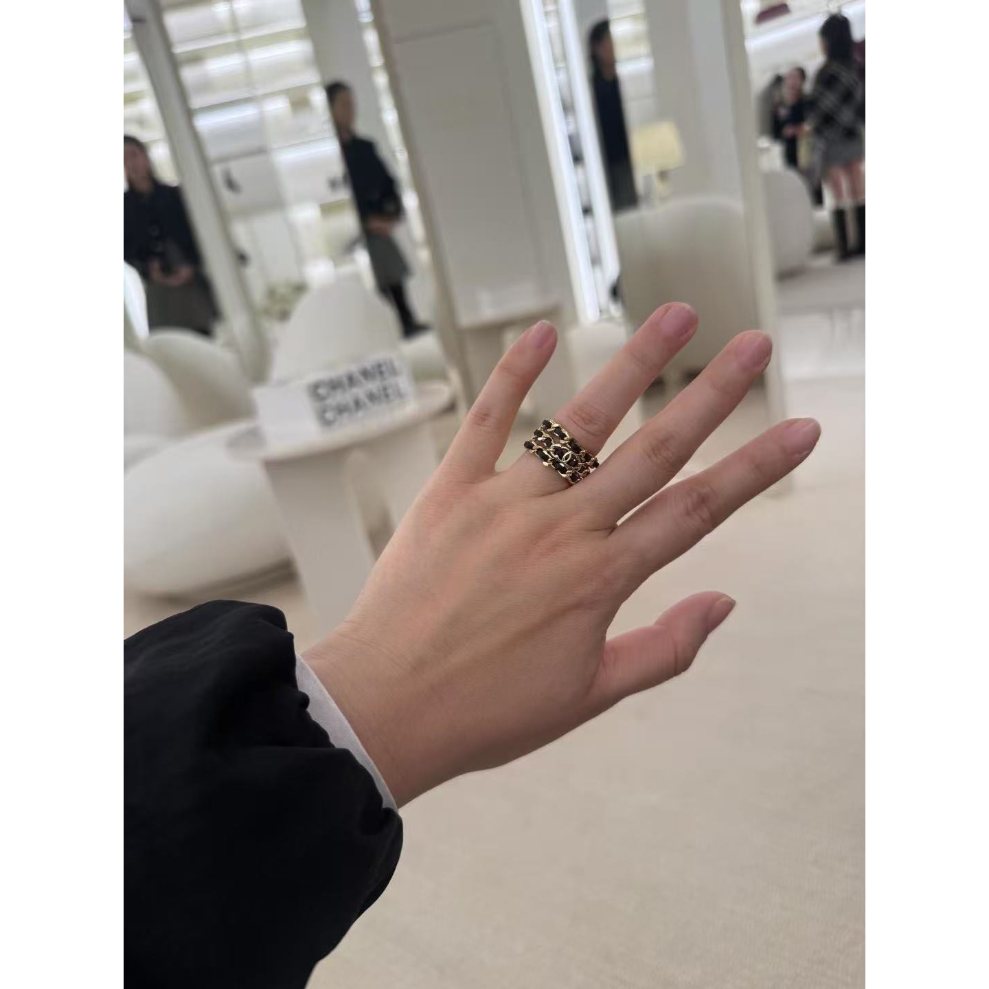 <p>CHANEL&nbsp;穿皮链双c戒指</p>