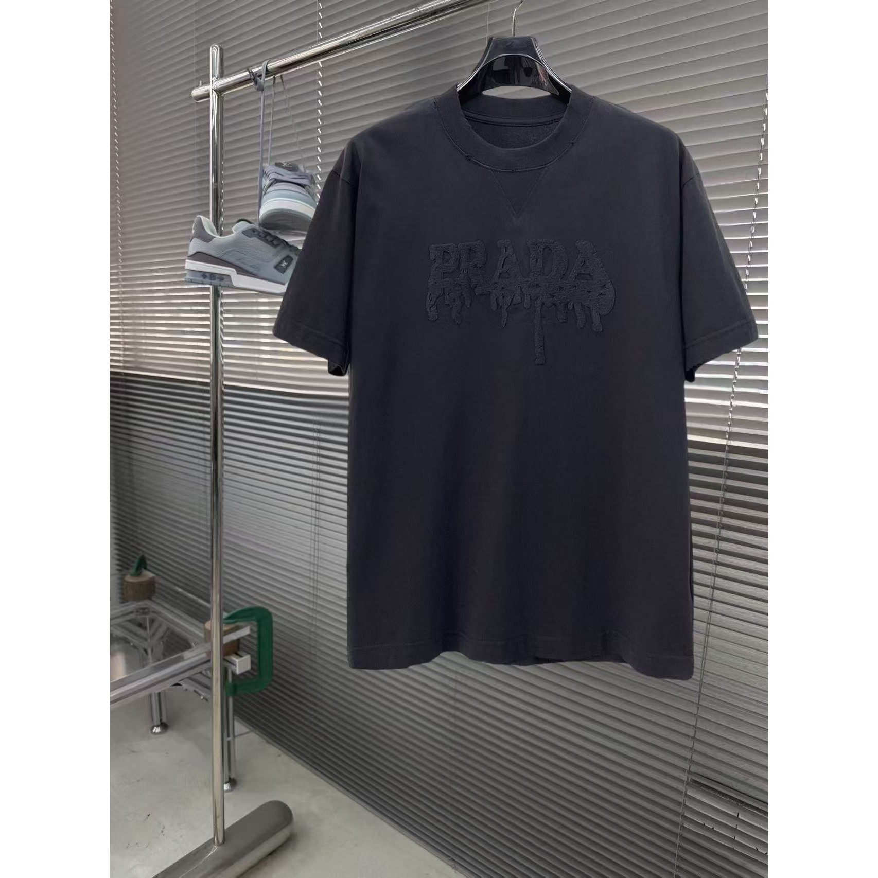 <p>PRADA&nbsp;专柜新款短袖T恤(黑)</p>