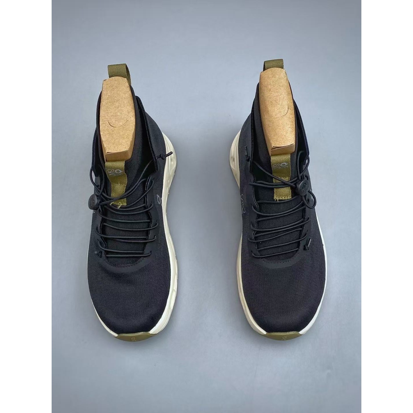 <p>On X Loewe 户外街头机能风跑步鞋(黑)</p>