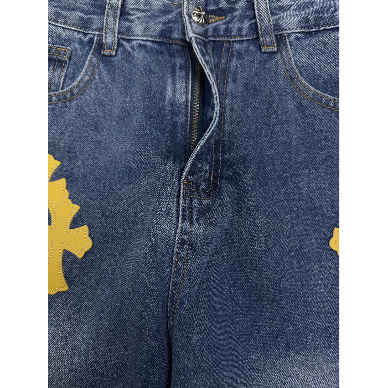 <p>CHROME HEARTS 黄色十字架拼皮情侣款水洗宽松牛仔裤</p>