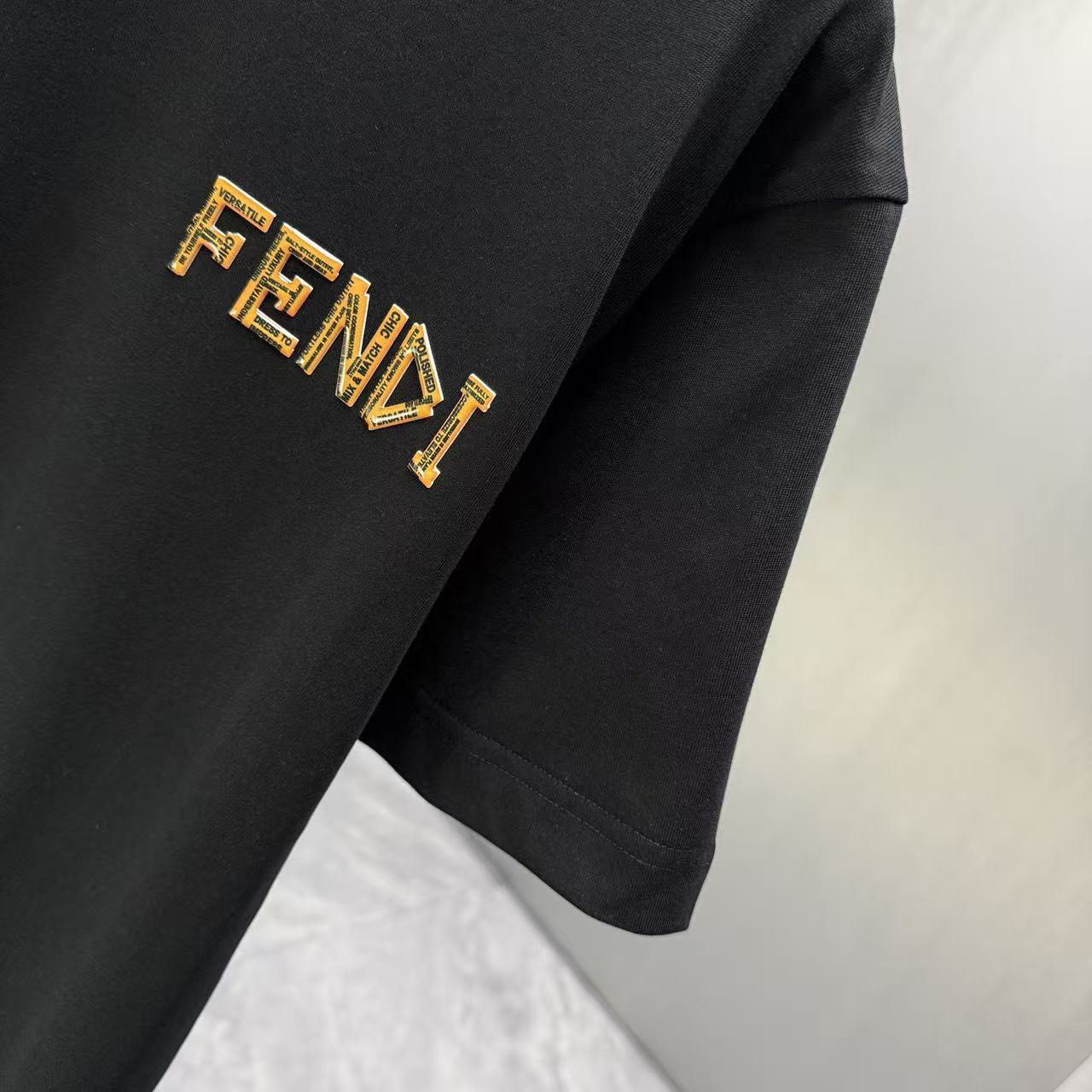 <p>FENDI 短袖T恤(黑)</p>
