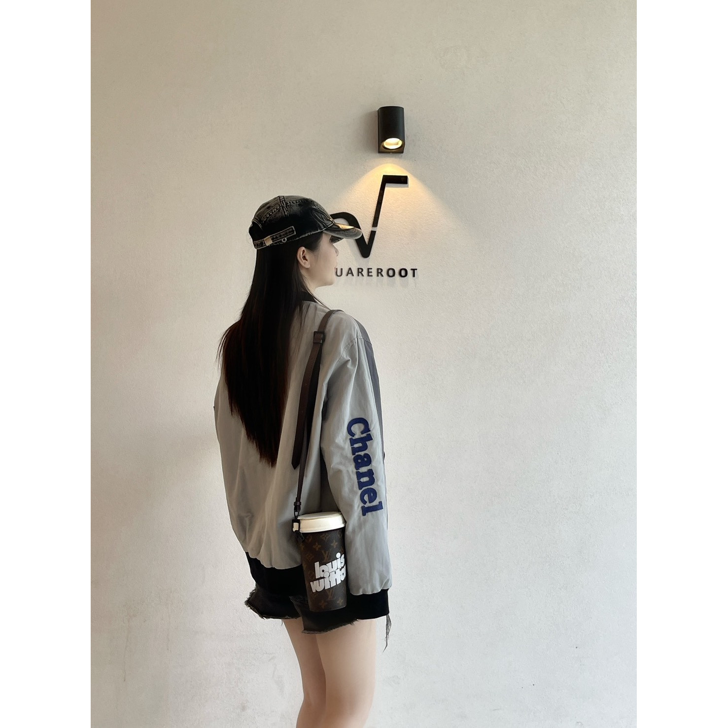 <p>CHANEL 刺绣标语复古拉链双面棉服外套</p>