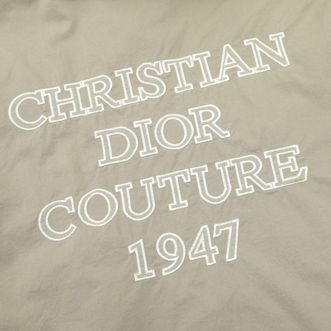 <p>DIOR 字母印花连帽风衣外套<br />
&nbsp;</p>