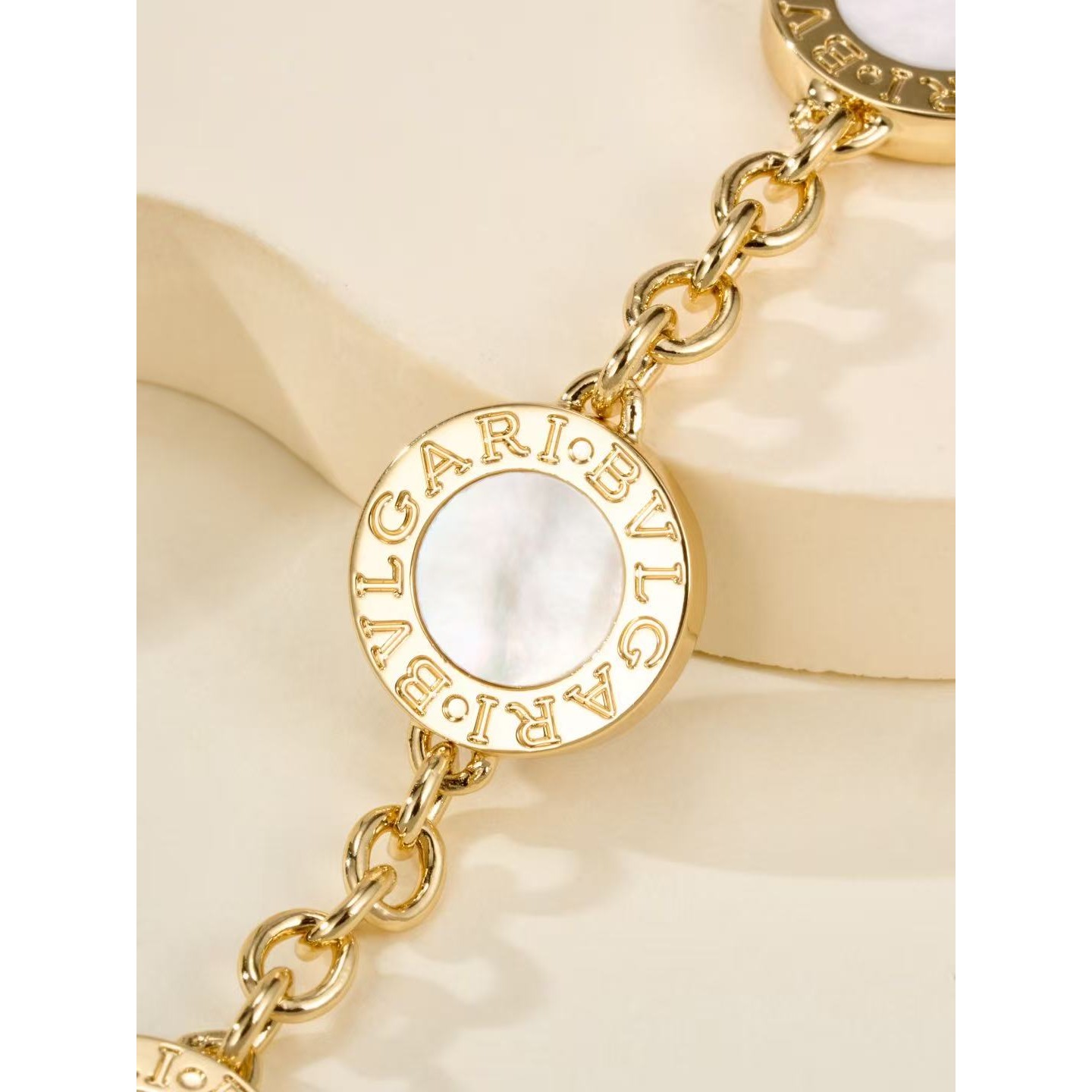 <p>Bvlgari logo钱币系列粗金色手链</p>
